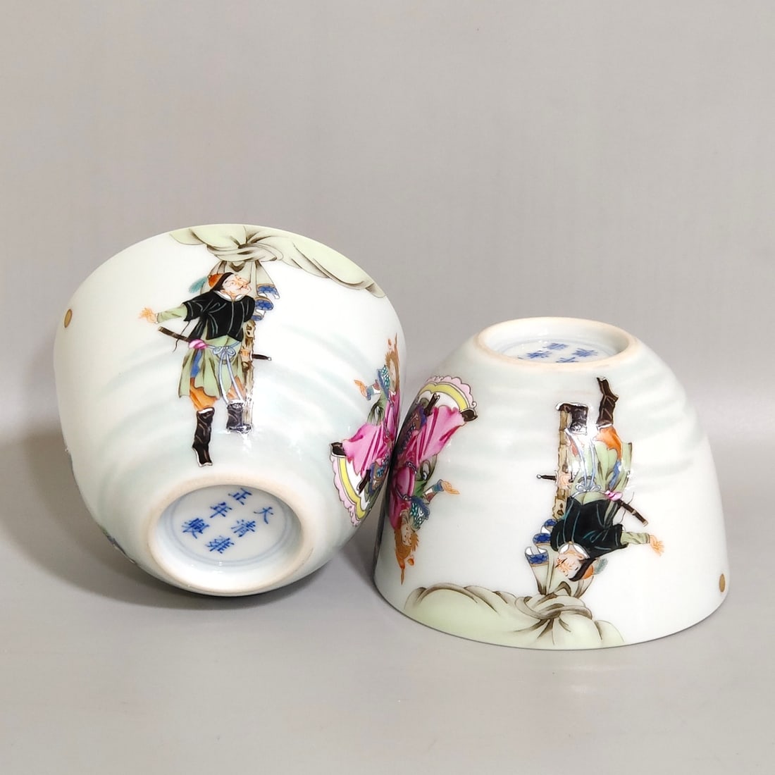 Qing Dynasty Yongzheng character story cup (1 of 9)