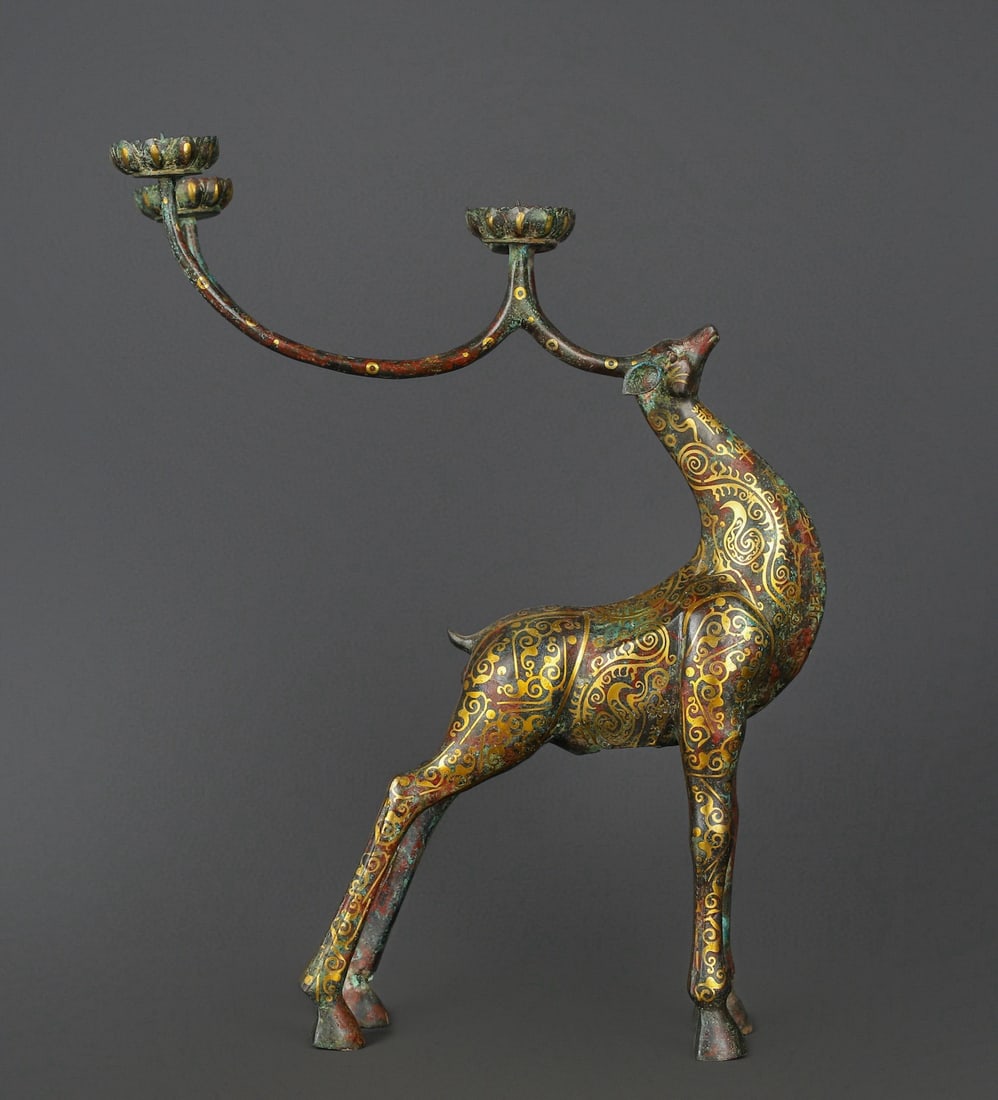 Han Dynasty Bronze staggered gold deer lantern: Size: Height 47 cm - Width 40 cm Materials: Bronze Time Period: Han dynasty Manufactured Date: 1st Century Period Object: Chinese Antique ⛨ Purchase With Confidence ✔ Verified Aucti