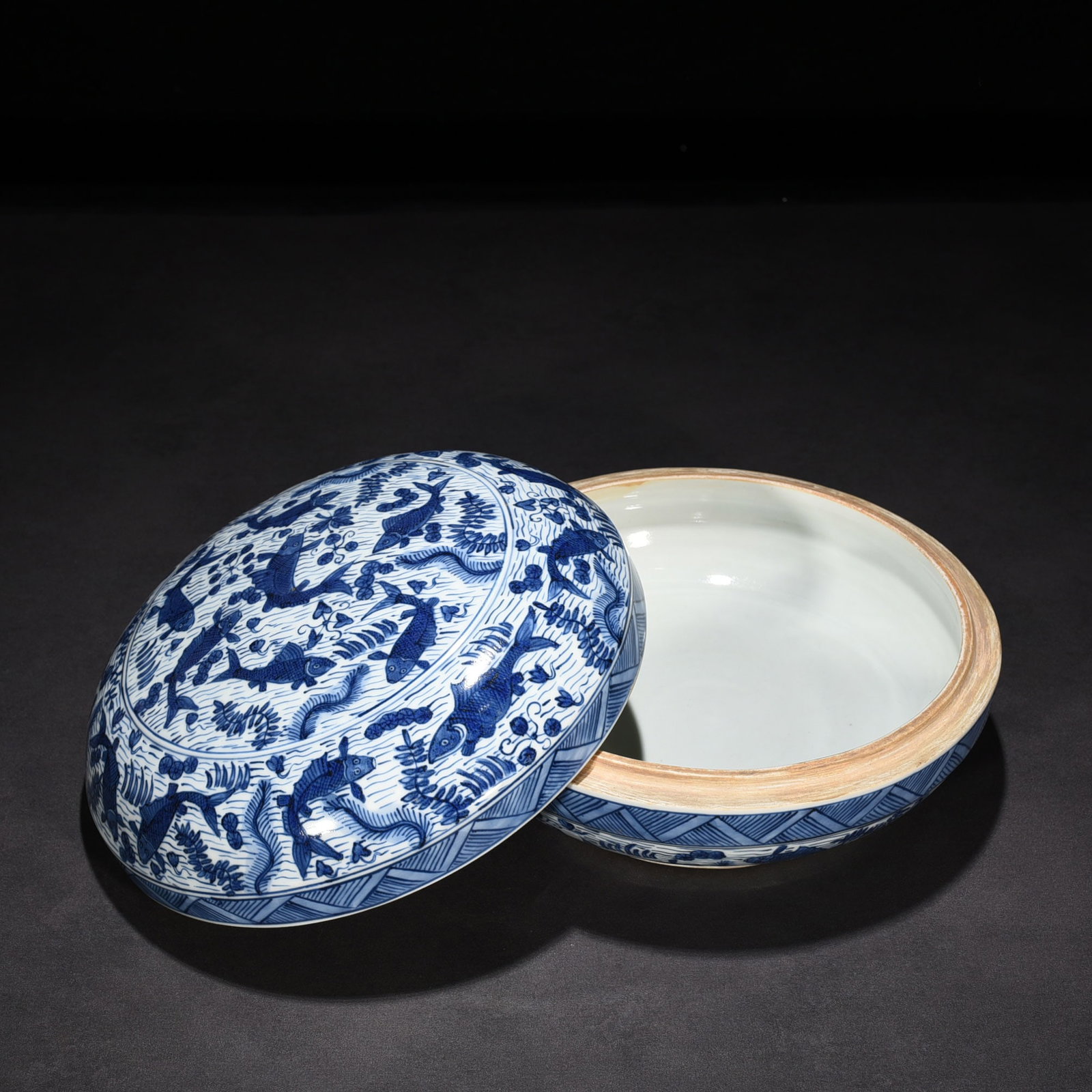 Ming Dynasty Wanli blue and white fish and algae pattern fruit box (1 of 8)