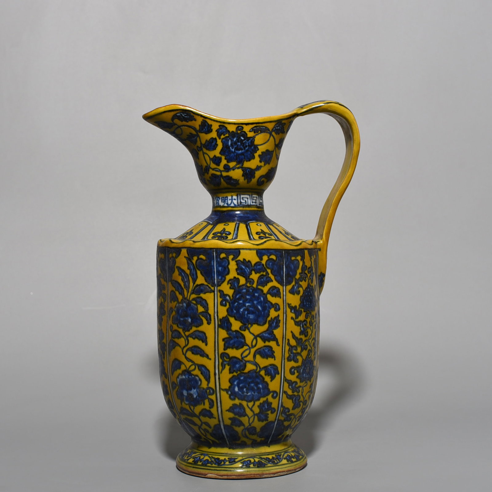 Ming Dynasty Xuande delicate yellow glaze blue and white flower pattern flower pouring: Size: Height 32 cm - Width 18 cm Materials: Porcelain Time Period: Ming dynasty Manufactured Date: Xuande Mark & Period Object: Chinese Antique ⛨ Purchase With Confidence ✔ Verified