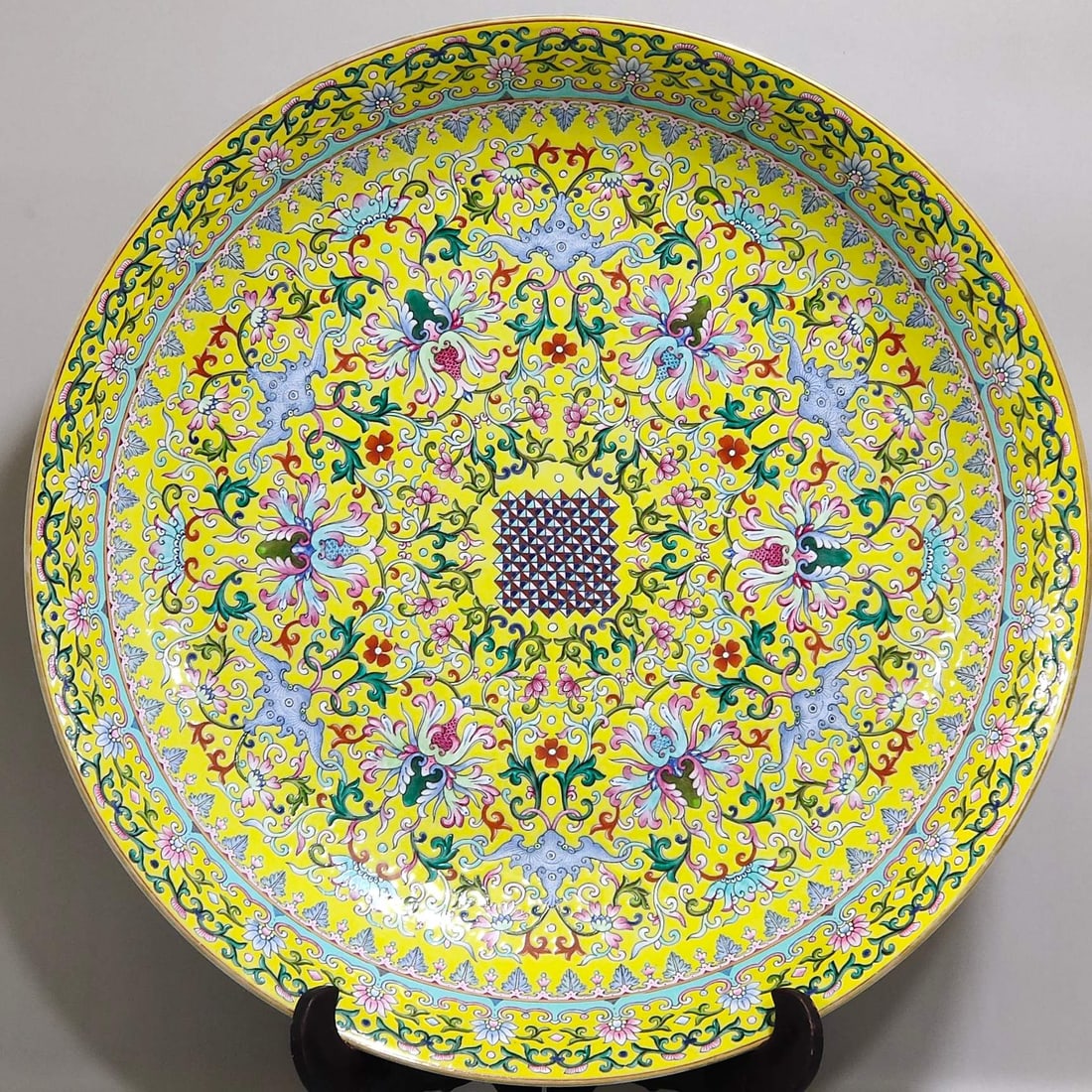 Chinese famille rose porcelain dish plate Qing dynasty Qianlong Mark & Period: Size: Width 51 cm - Height 9.7 cm Materials: Porcelain Time Period: Qing dynasty Manufactured Date: Qianlong Mark & Period Object: Chinese Antique ⛨ Purchase With Confidence ✔ Verif
