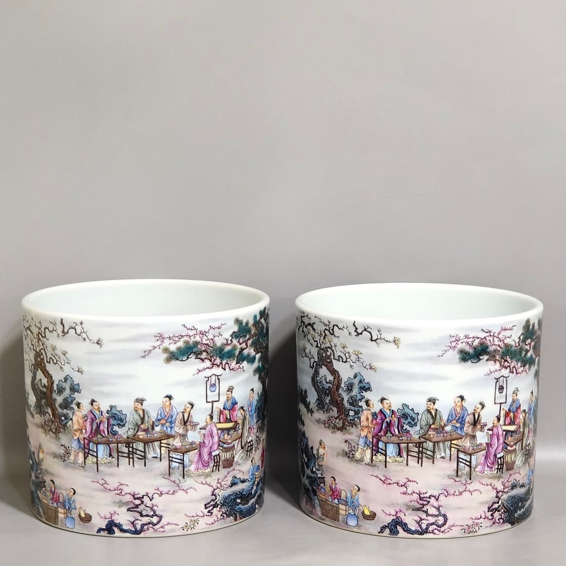 Qing Dynasty Yongzheng characters story Taoyuan Night Banquet pen holder: Size: Height 16.5 cm - Width 19 cm Materials: Porcelain Time Period: Qing dynasty Manufactured Date: Yongzheng Mark & Period Object: Chinese Antique ⛨ Purchase With Confidence ✔ Ver