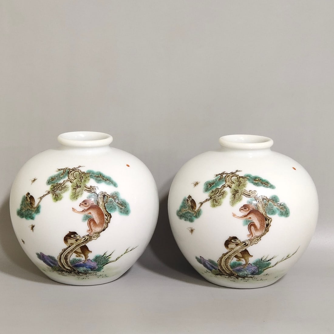 Qing Dynasty Yongzheng deer-sealed monkey water bowl: Size: Width 9 cm - Height 8.2 cm Materials: Porcelain Time Period: Qing dynasty Manufactured Date: Yongzheng Mark & Period Object: Chinese Antique ⛨ Purchase With Confidence ✔ Verif