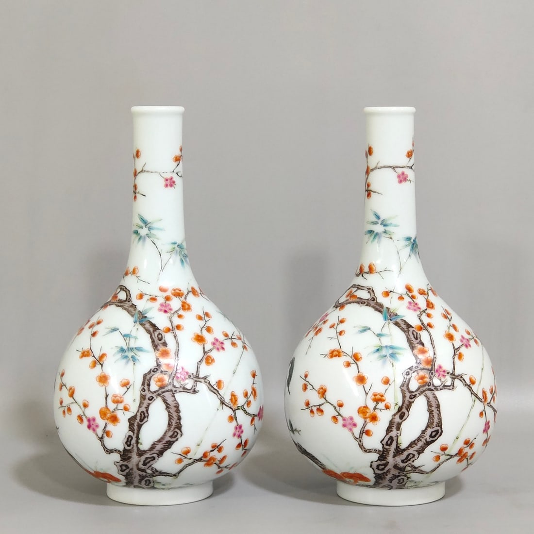 Qing Dynasty Yongzheng Suihan Sanyou pine bamboo and plum flask (1 of 9)