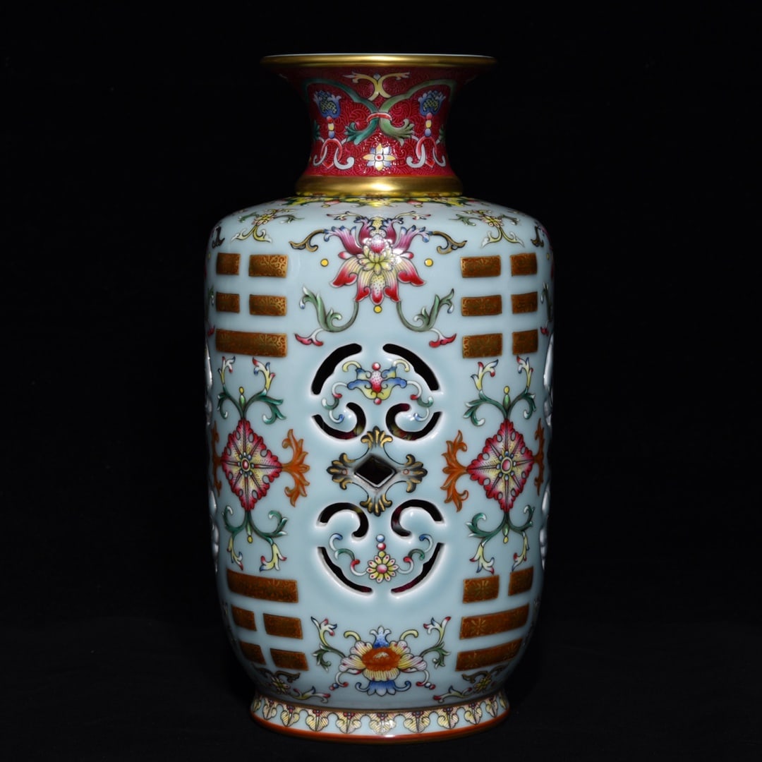 Qing Dynasty Qianlong bean green glaze enamel flower pattern revolving vase: Size: Height 24.5 cm - Width 13 cm Materials: Porcelain Time Period: Qing dynasty Manufactured Date: Qianlong Mark & Period Object: Chinese Antique ⛨ Purchase With Confidence ✔ Veri