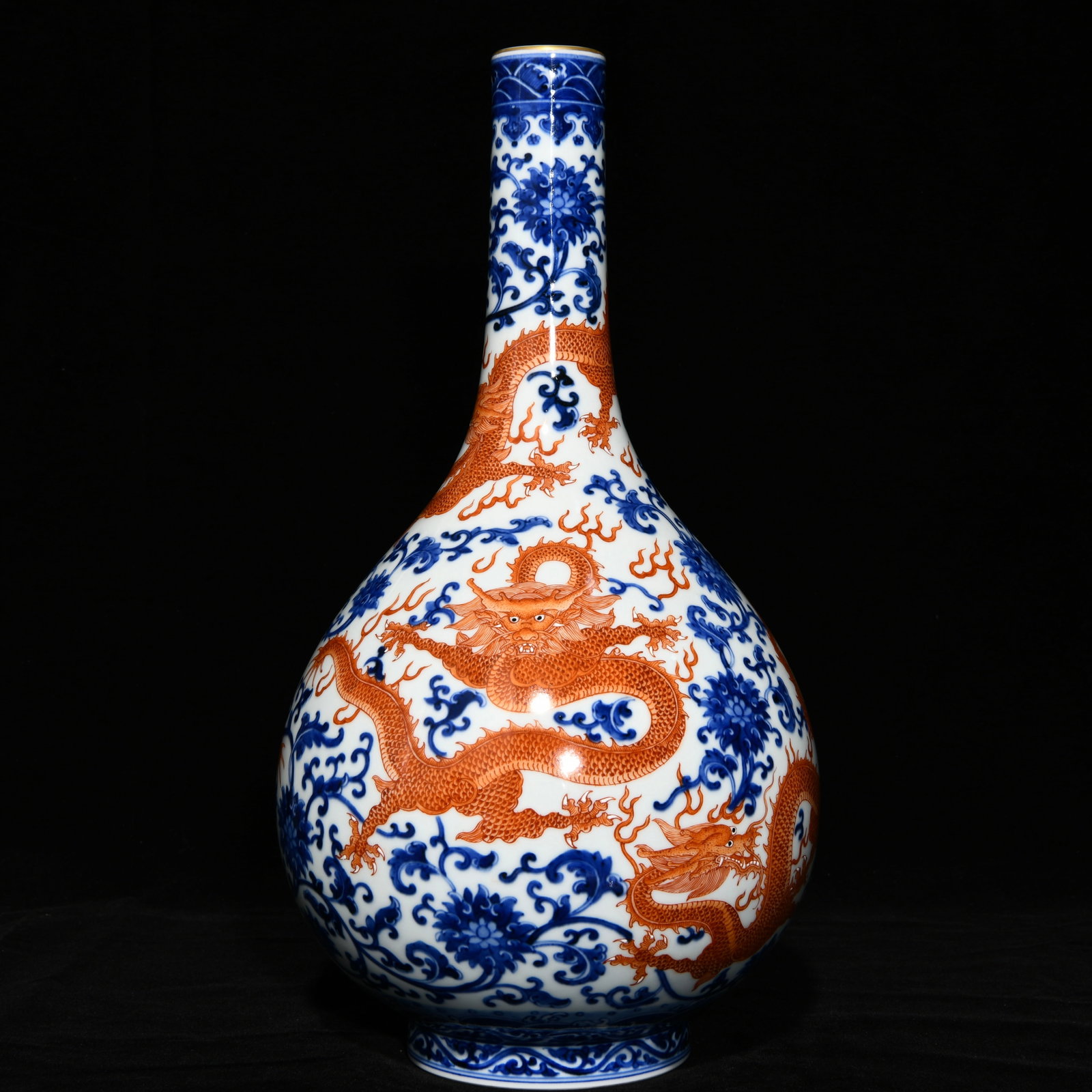 Qing Dynasty Qianlong blue and white alum red dragon pattern gallbladder vase: Size: Height 40 cm - Width 21 cm Materials: Porcelain Time Period: Qing dynasty Manufactured Date: Qianlong Mark & Period Object: Chinese Antique ⛨ Purchase With Confidence ✔ Verifi