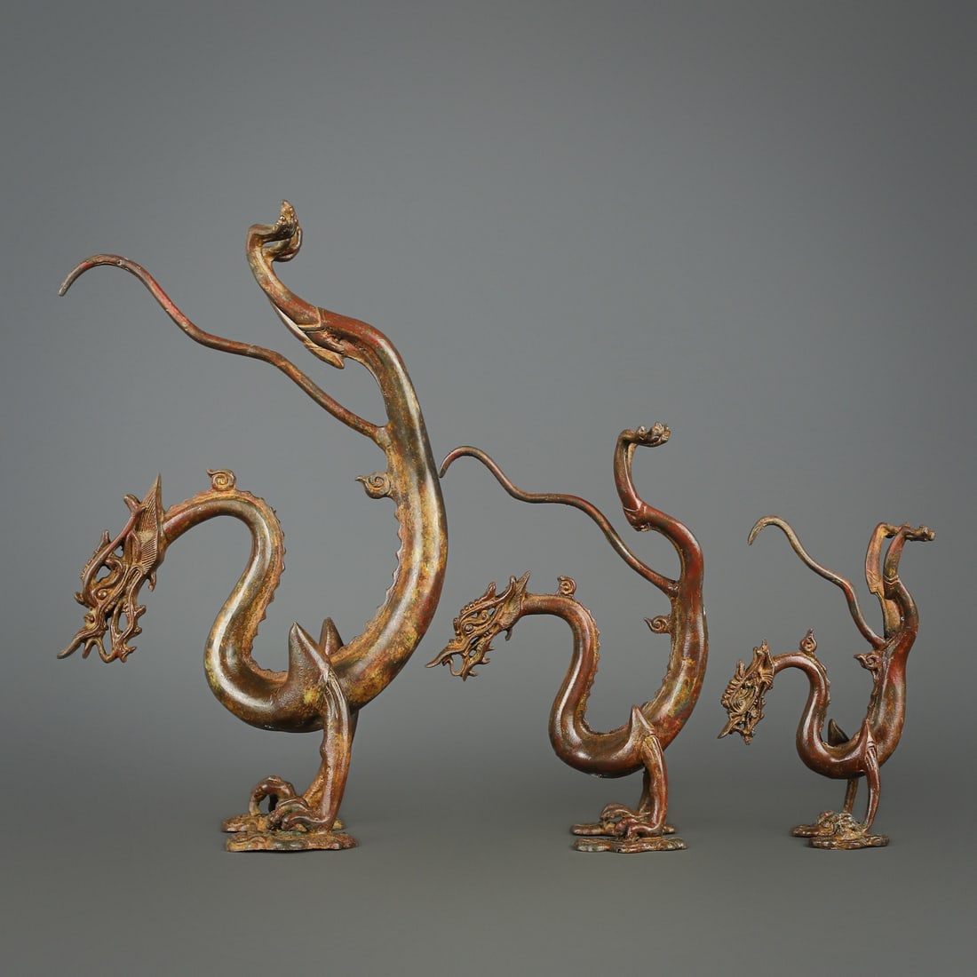 Han Dynasty Bronze vertical dragon set: Size: Height 33 + 23 + 18 cm - Width 22 + 15.5 + 10.5 cm Materials: Bronze Time Period: Han dynasty Manufactured Date: 1st Century Period Object: Chinese Antique ⛨ Purchase With Confidence