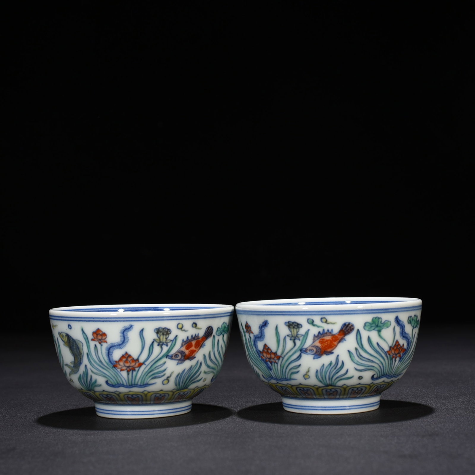 Ming Dynasty Xuande blue and white multicolored fish and algae pattern cup (1 of 9)