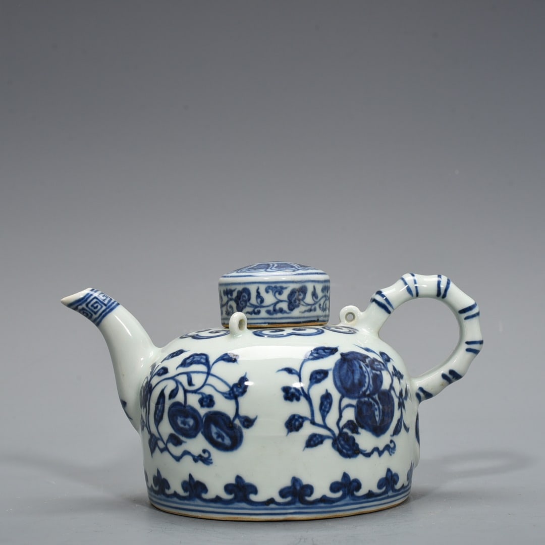 Ming Dynasty Xuande blue and white folded branches flowers and fruits bamboo pot (1 of 8)