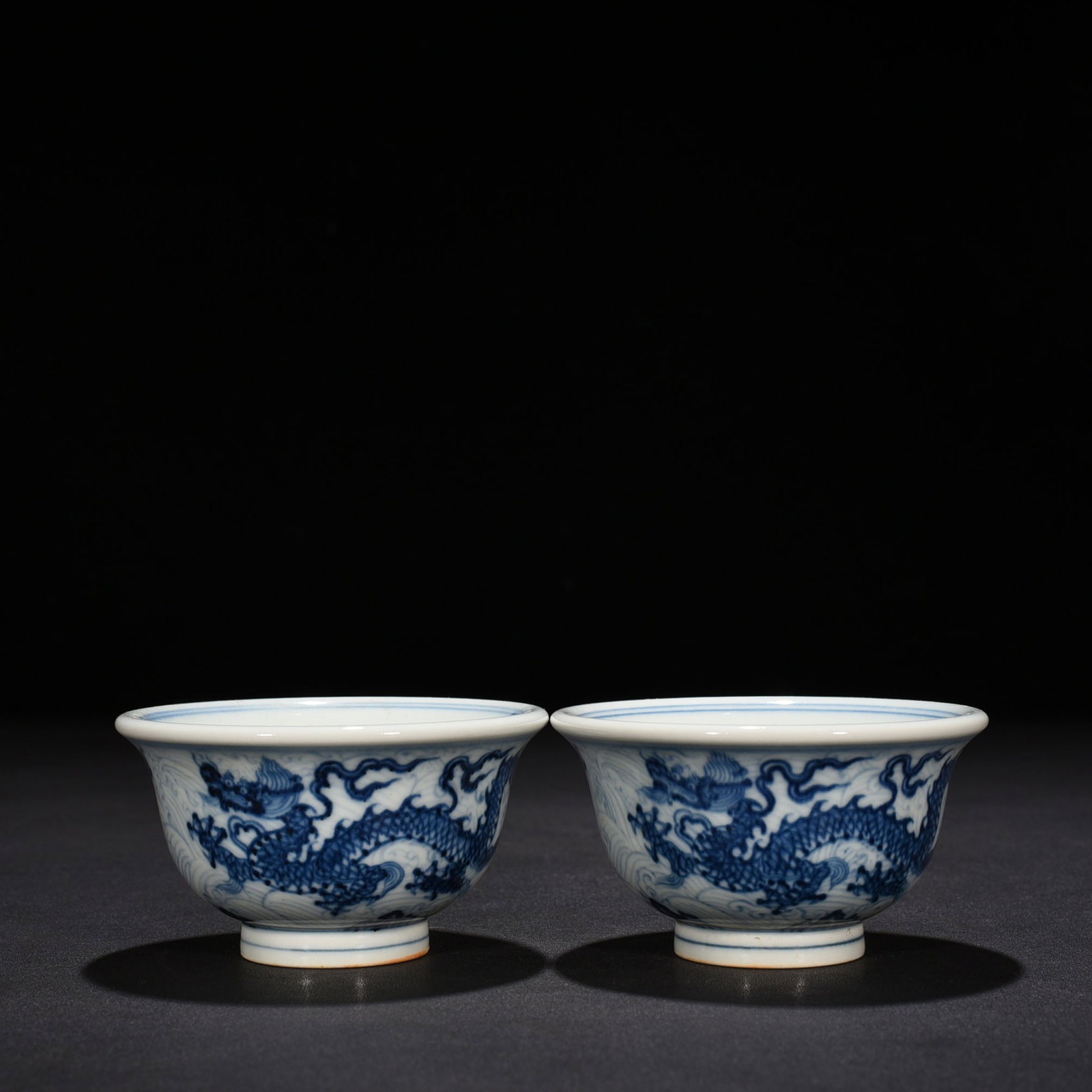 Ming Dynasty Xuande blue and white sea dragon pattern pressed hand cup: Size: Width 9.2 cm - Height 5.2 cm Materials: Porcelain Time Period: Ming dynasty Manufactured Date: Xuande Mark & Period Object: Chinese Antique ⛨ Purchase With Confidence ✔ Verifi
