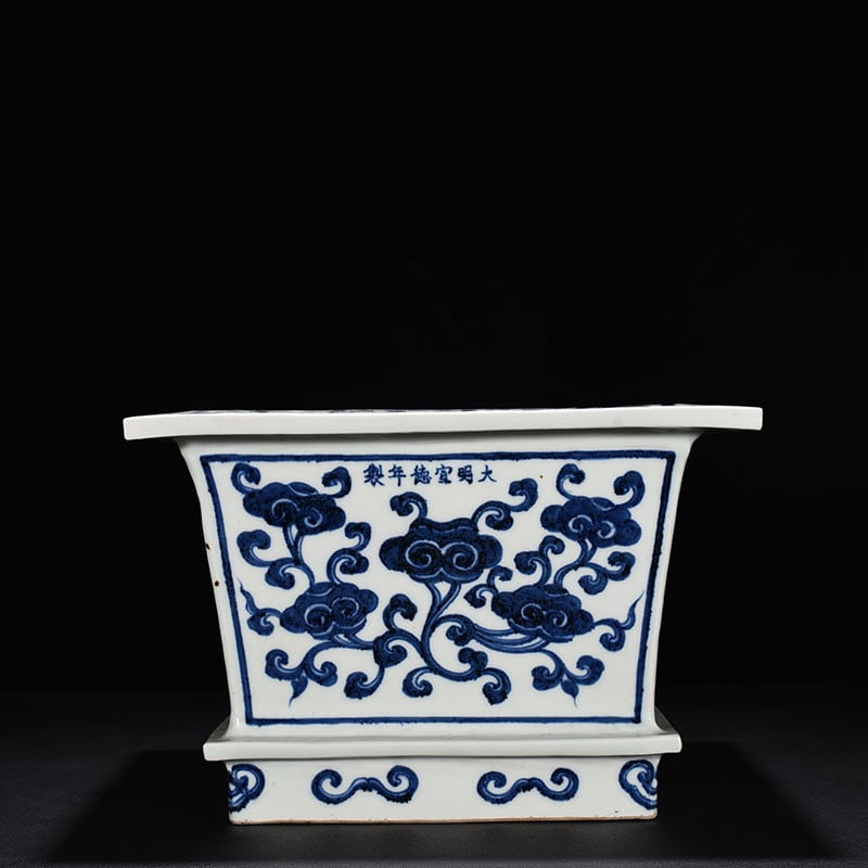 Ming Dynasty Xuande blue and white Ganoderma lucidum flower pattern square pot with linen base: Size: Height 21 cm - Width 32 cm Materials: Porcelain Time Period: Ming dynasty Manufactured Date: Xuande Mark & Period Object: Chinese Antique ⛨ Purchase With Confidence ✔ Verified