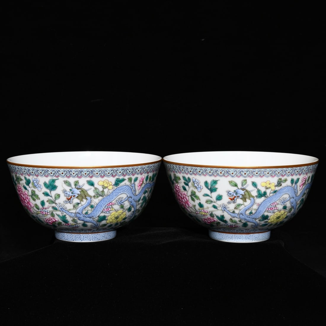 Qing Dynasty Jiaqing famille rose dragon pattern bowl: Size: Height 15 cm - Width 7.8 cm Materials: Porcelain Time Period: Qing dynasty Manufactured Date: Qianlong Mark & Period Object: Chinese Antique ⛨ Purchase With Confidence ✔ Verif