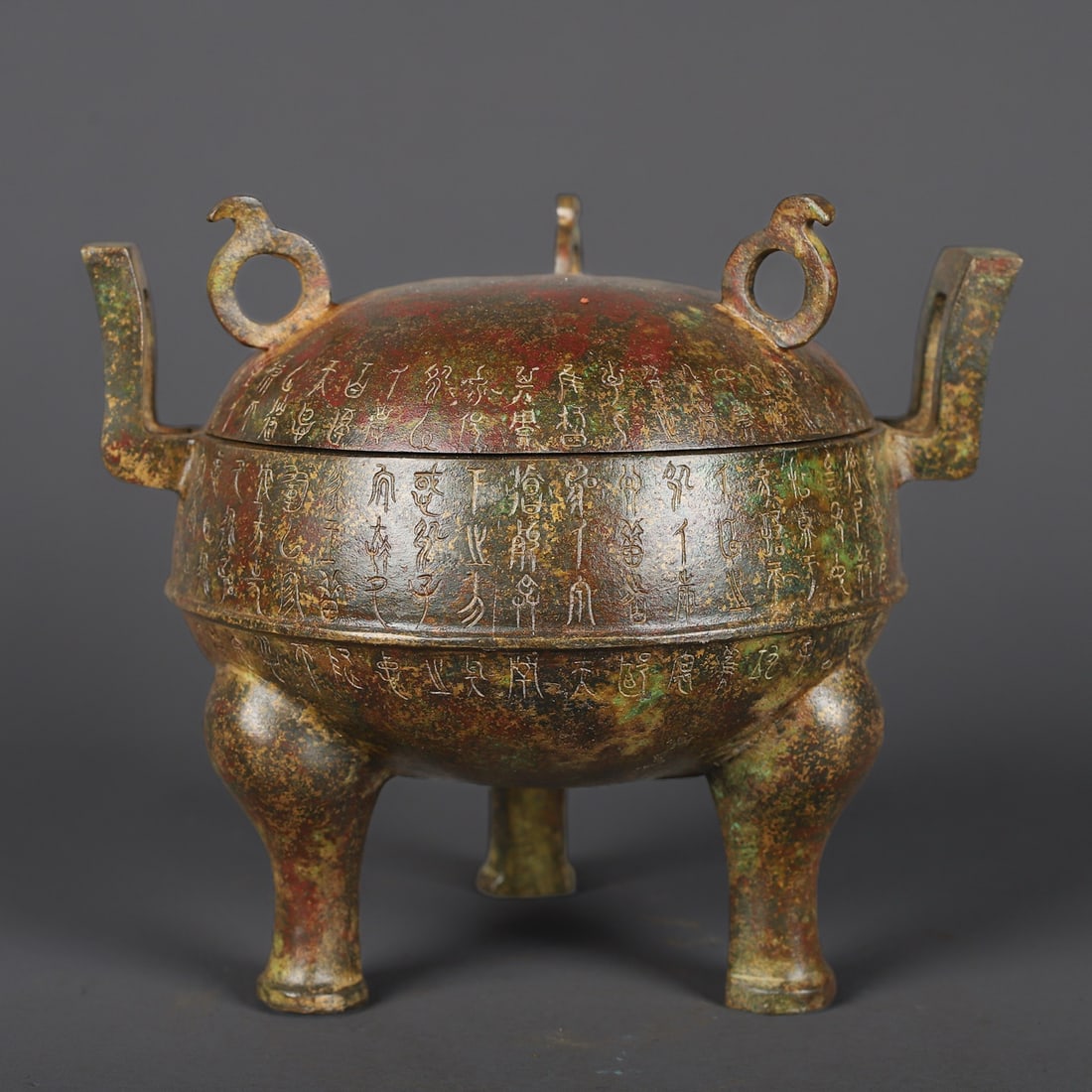 Han Dynasty Bronze inscriptions round lid tripod: Size: Height 18 cm - Width 22 cm Materials: Bronze Time Period: Han dynasty Manufactured Date: 1st Century Period Object: Chinese Antique ⛨ Purchase With Confidence ✔ Verified Aucti
