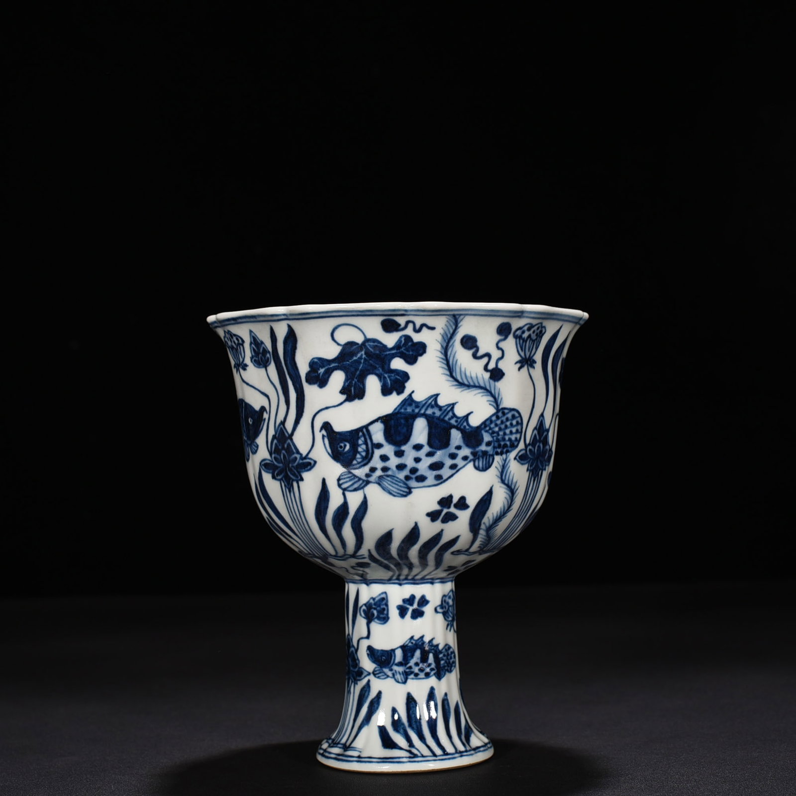 Ming Dynasty Xuande blue and white fish and algae pattern sunflower mouth tall bowl: Size: Width 17 cm - Height 15 cm Materials: Porcelain Time Period: Ming dynasty Manufactured Date: Xuande Mark & Period Object: Chinese Antique ⛨ Purchase With Confidence ✔ Verified