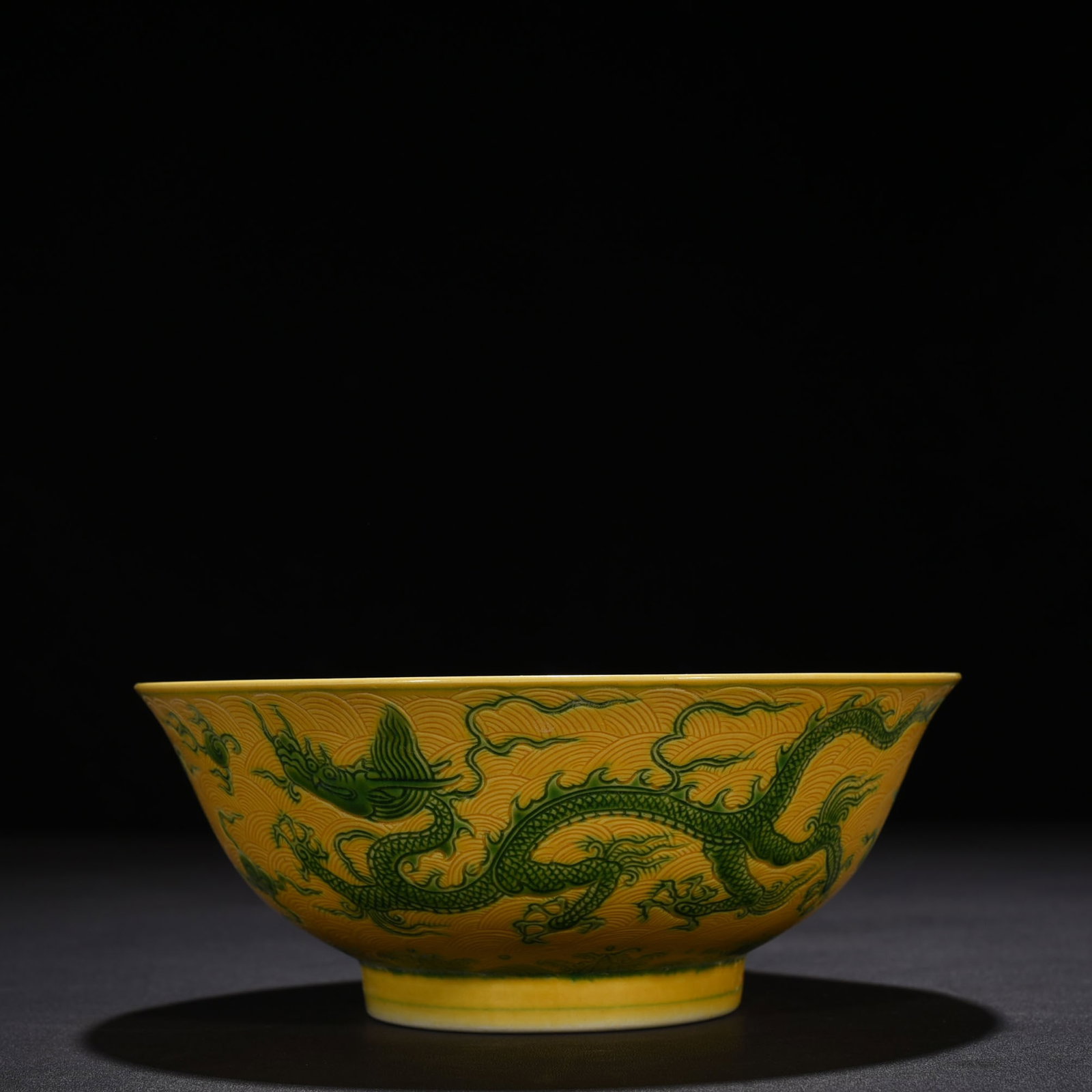 Ming Dynasty Jianwen yellow glaze sea-green dragon pattern thin bowl (1 of 9)