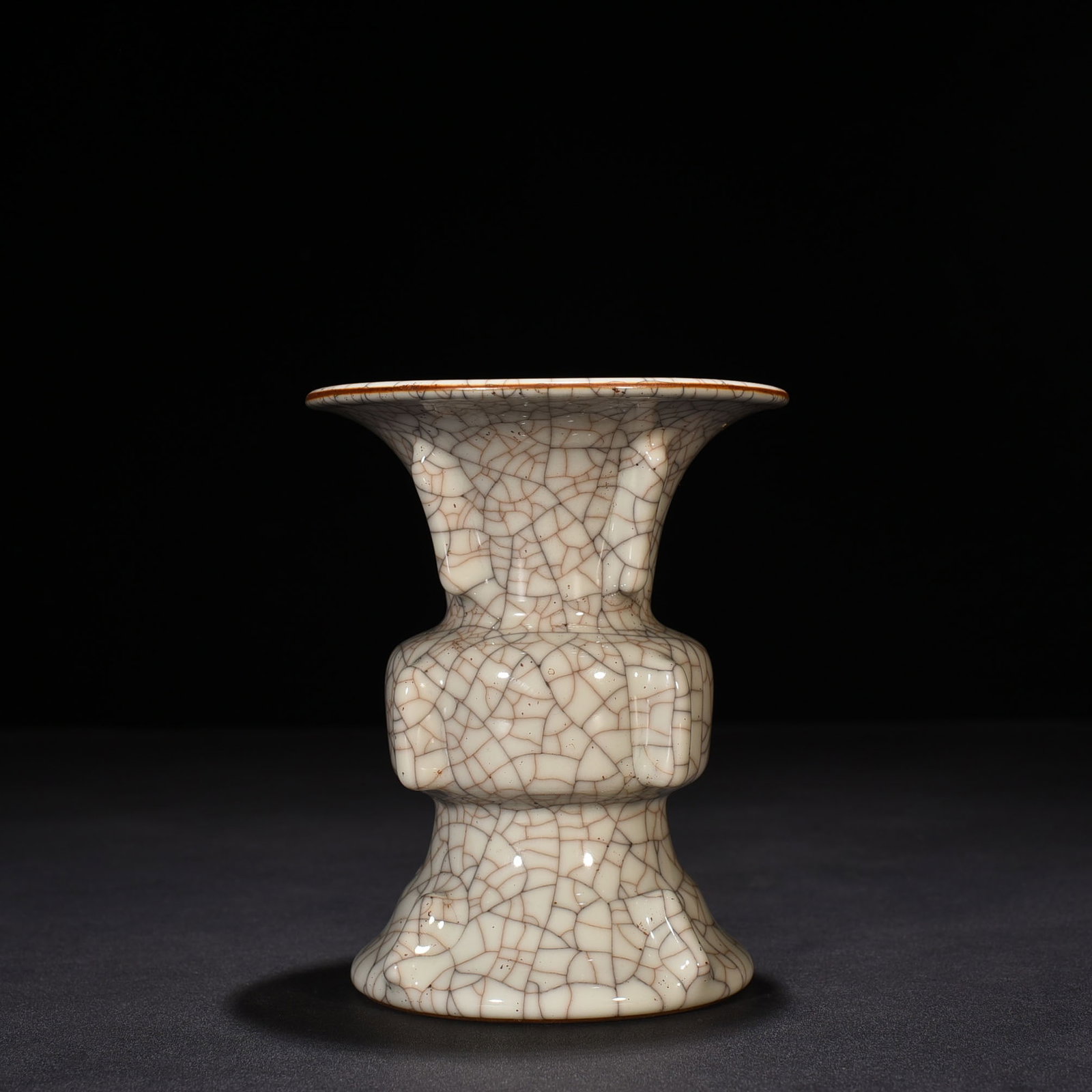 Ming Dynasty Chenghua Ge kiln halberd statue: Size: Height 15 cm - Width 12 cm Materials: Porcelain Time Period: Ming dynasty Manufactured Date: Chenghua Mark & Period Object: Chinese Antique ⛨ Purchase With Confidence ✔ Verifi