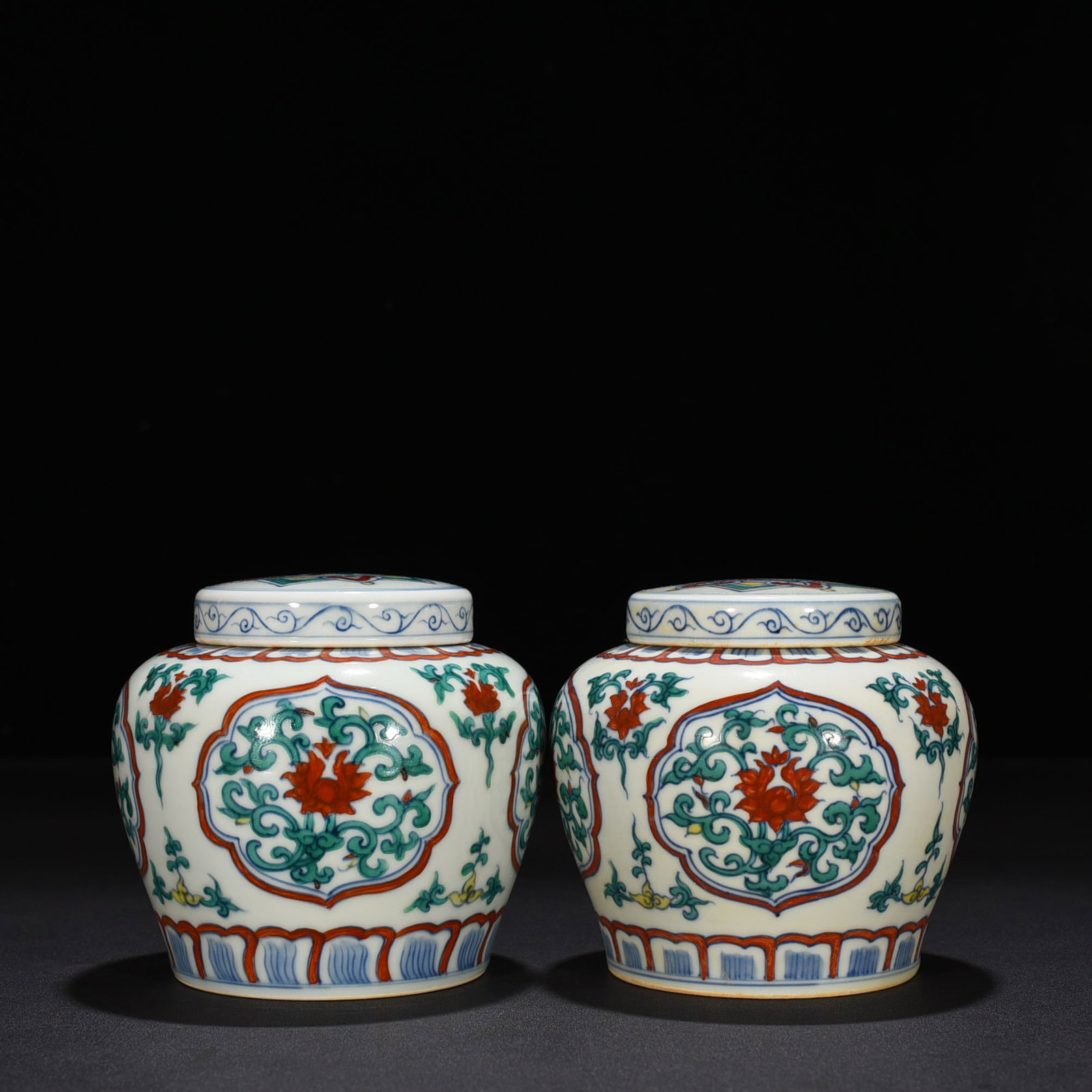 Ming Dynasty Chenghua doucai colorful folded branches and flower pattern sky-shaped jar (1 of 9)