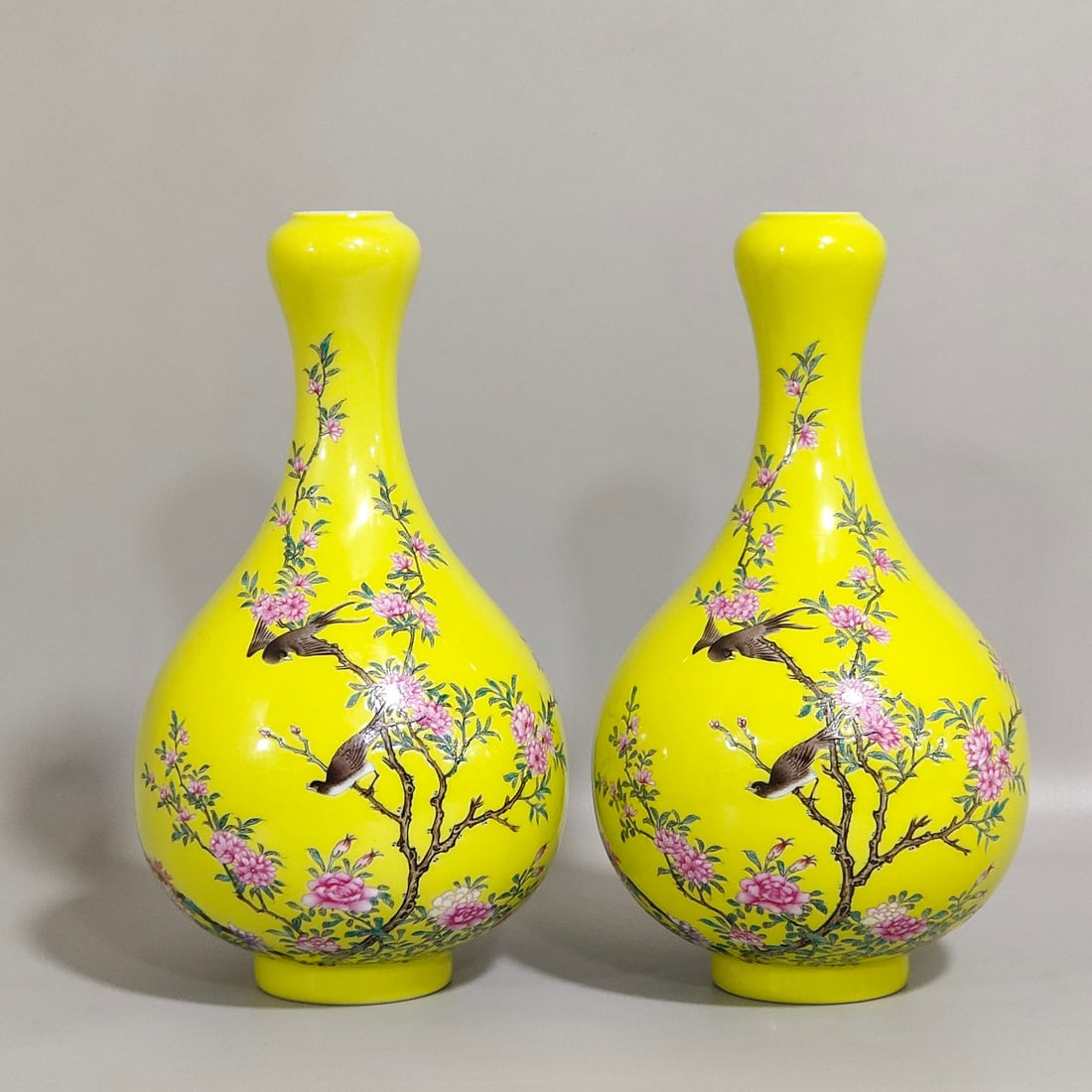 Qing Dynasty Yongzheng lemon yellow glazed flower bird and garlic vase: Size: Height 17.5 cm - Width 9.5 cm Materials: Porcelain Time Period: Qing dynasty Manufactured Date: Yongzheng Mark & Period Object: Chinese Antique ⛨ Purchase With Confidence ✔ Ve