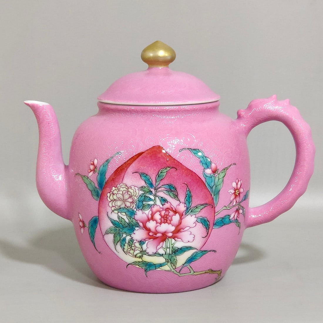 Qing Dynasty Yongzheng rouge powder grilled longevity peach flower teapot: Size: Height 16 cm - Width 14 cm Materials: Porcelain Time Period: Qing dynasty Manufactured Date: Yongzheng Mark & Period Object: Chinese Antique ⛨ Purchase With Confidence ✔ Verif