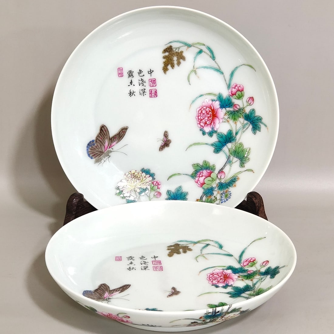 Qing Dynasty Yongzheng Hibiscus Flower Butterfly Crossing the Wall Poetry Plate: Size: Width 14.8 cm - Height 2.8 cm Materials: Porcelain Time Period: Qing dynasty Manufactured Date: Yongzheng Mark & Period Object: Chinese Antique ⛨ Purchase With Confidence ✔ Ve