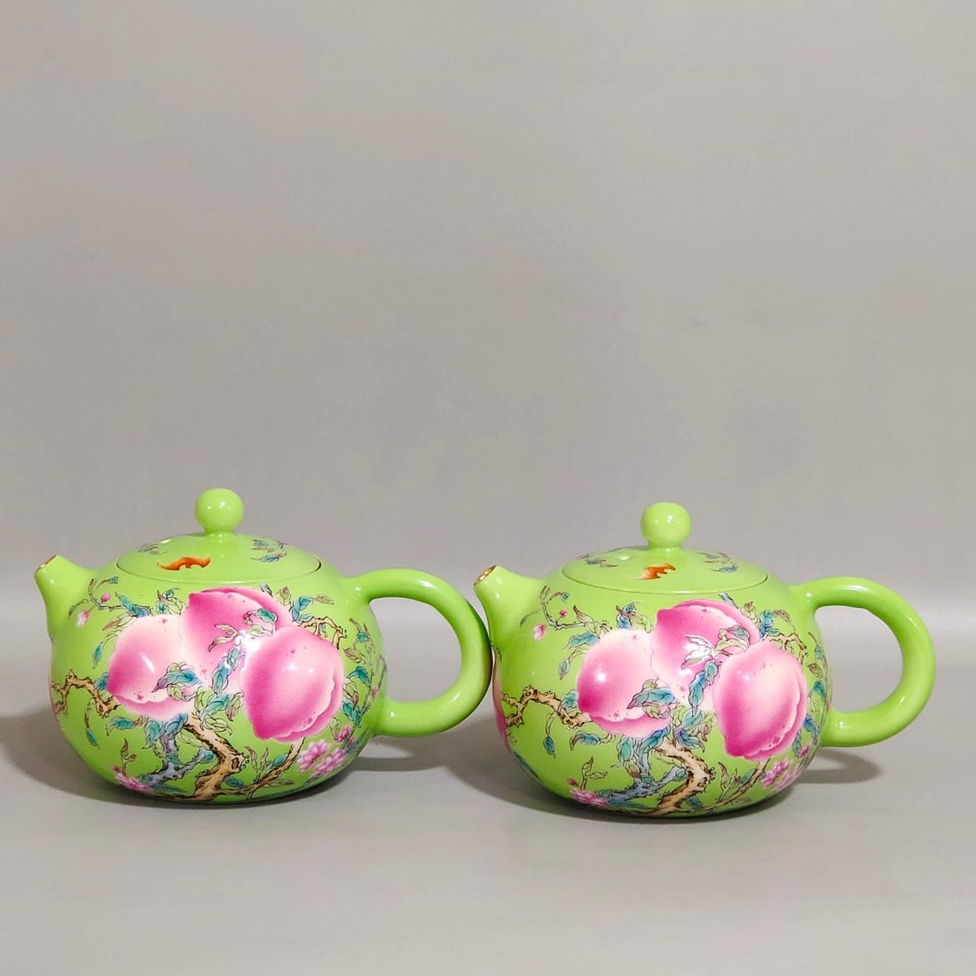Qing Dynasty Yongzheng apple green glazed longevity peach teapot: Size: Width 11 cm - Height 7.5 cm Materials: Porcelain Time Period: Qing dynasty Manufactured Date: Yongzheng Mark & Period Object: Chinese Antique ⛨ Purchase With Confidence ✔ Veri