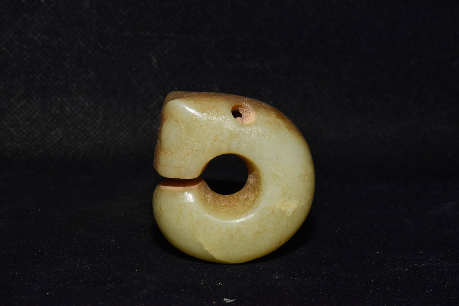 Chinese Hongshan culture jade carved ornaments: Size: Height 4.8 cm - Width 4 cm Materials: Natural Jade Time Period: Hongshan Culture Manufactured Date: 3000-BC Object: Chinese Antique ⛨ Purchase With Confidence ✔ Verified Aucti