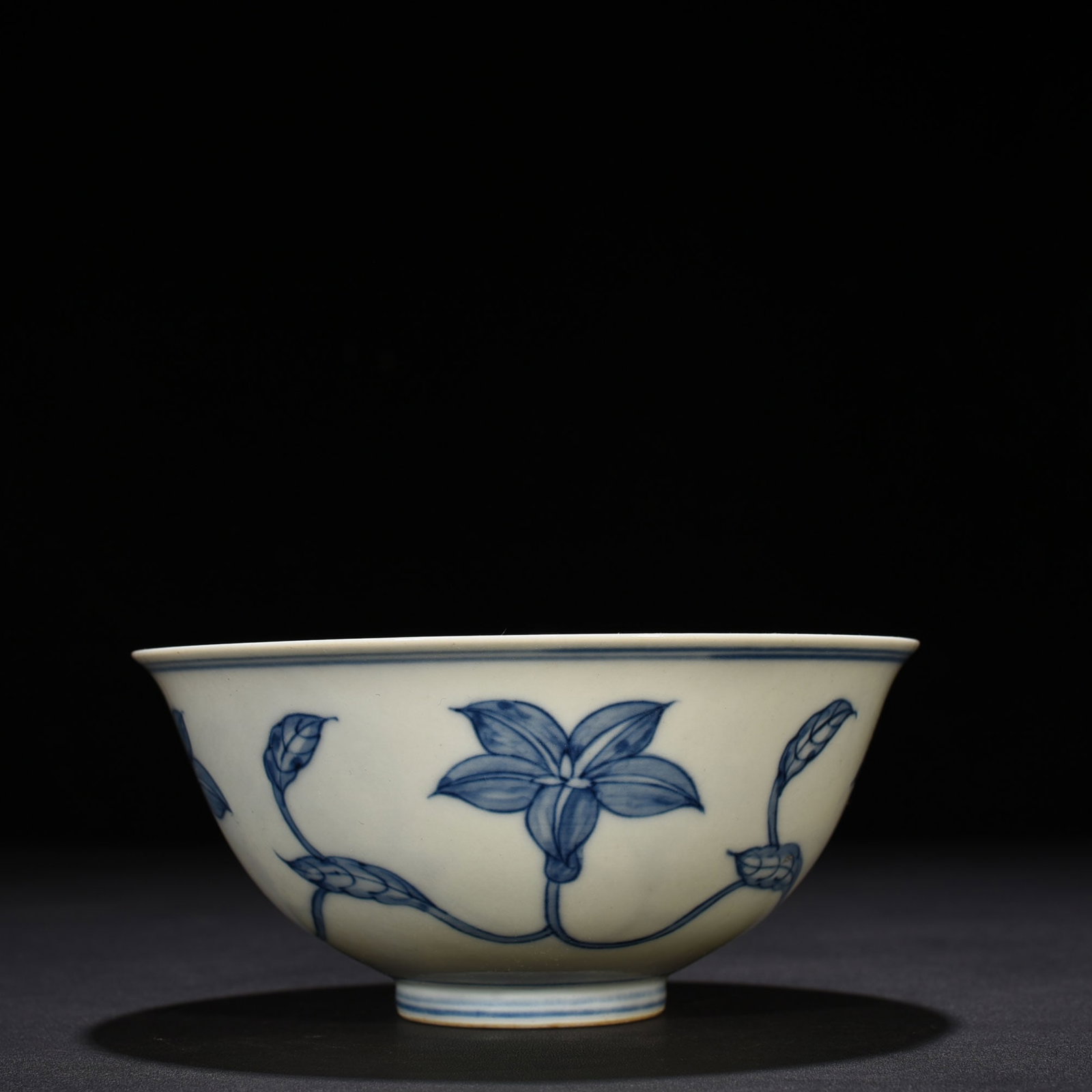 Ming Dynasty Chenghua blue and white gardenia pattern palace bowl (1 of 9)
