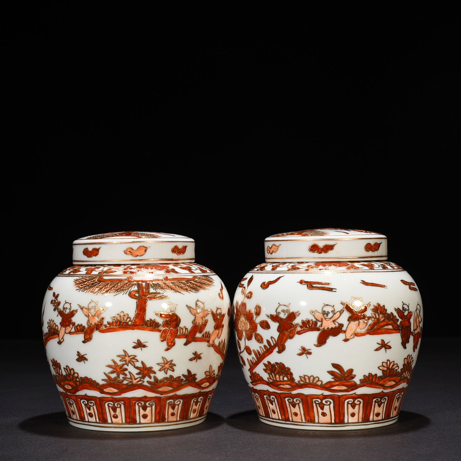 Ming Dynasty Chenghua alum red gold-painted Tianzi jar: Size: Height 14 cm - Width 13 cm Materials: Porcelain Time Period: Ming dynasty Manufactured Date: Chenghua Mark & Period Object: Chinese Antique ⛨ Purchase With Confidence ✔ Verifi