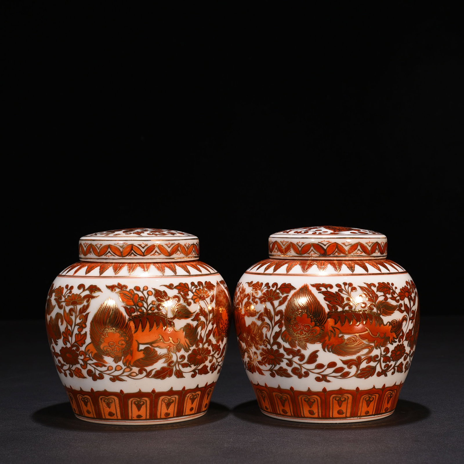 Ming Dynasty Chenghua alum red gold-wrapped lion pattern Tianzi jar: Size: Height 13.5 cm - Width 13 cm Materials: Porcelain Time Period: Ming dynasty Manufactured Date: Chenghua Mark & Period Object: Chinese Antique ⛨ Purchase With Confidence ✔ Veri