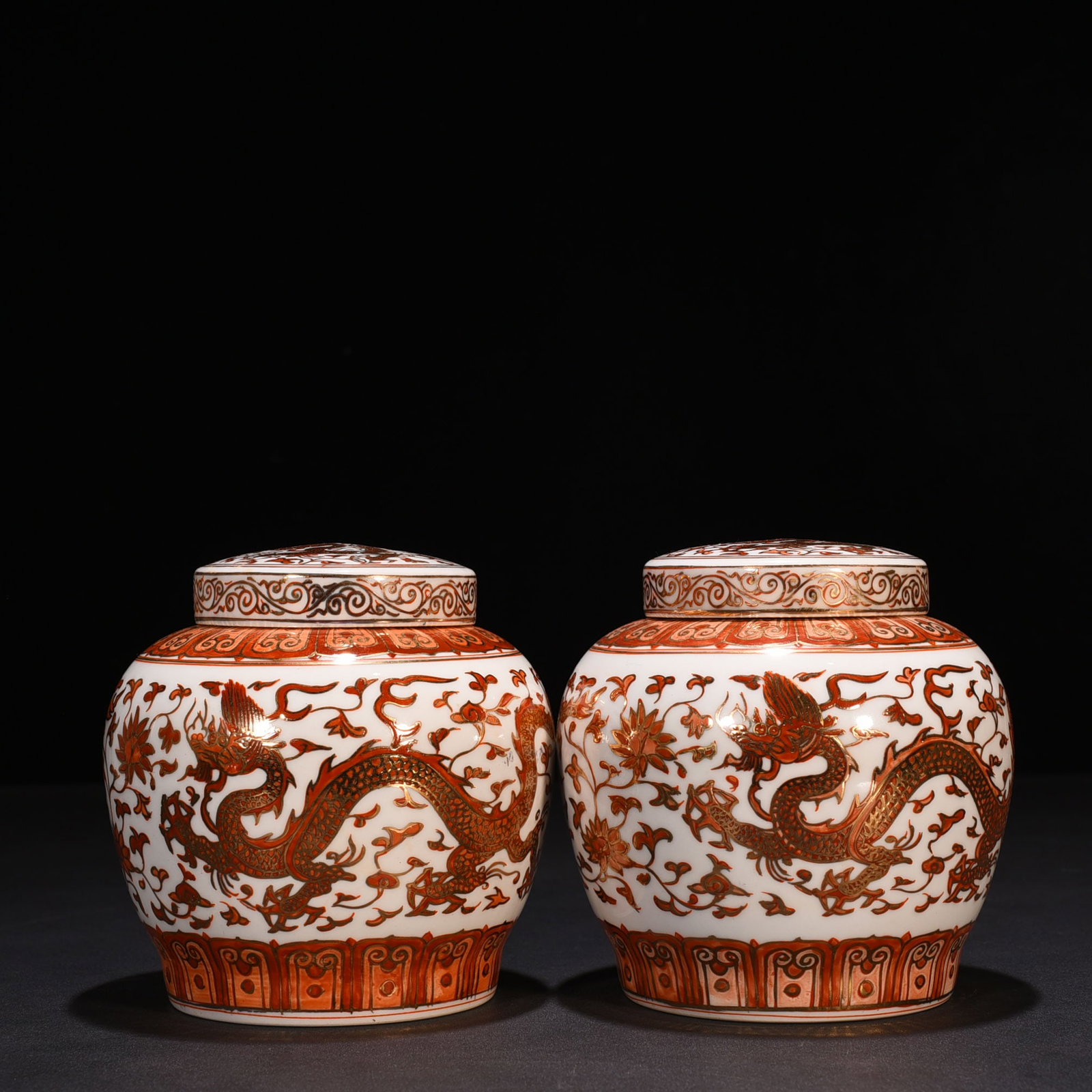 Ming Dynasty Chenghua alum red gilded dragon pattern Tianzi jar: Size: Height 13.5 cm - Width 13 cm Materials: Porcelain Time Period: Ming dynasty Manufactured Date: Chenghua Mark & Period Object: Chinese Antique ⛨ Purchase With Confidence ✔ Veri