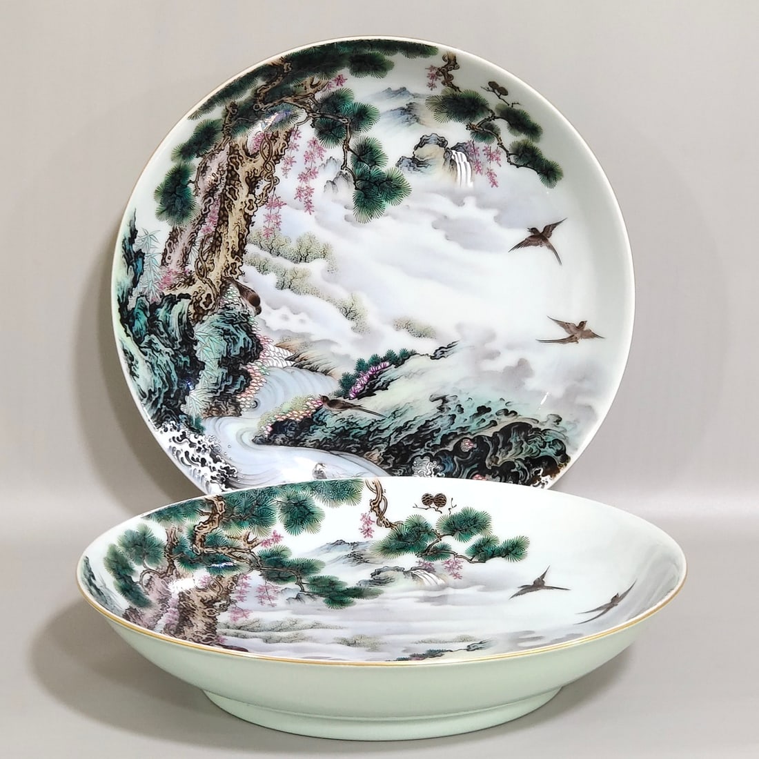 Qing Dynasty Yongzheng apple green glaze spring swallow plate: Size: Width 20.5 cm - Height 4 cm Materials: Porcelain Time Period: Qing dynasty Manufactured Date: Yongzheng Mark & Period Object: Chinese Antique ⛨ Purchase With Confidence ✔ Veri
