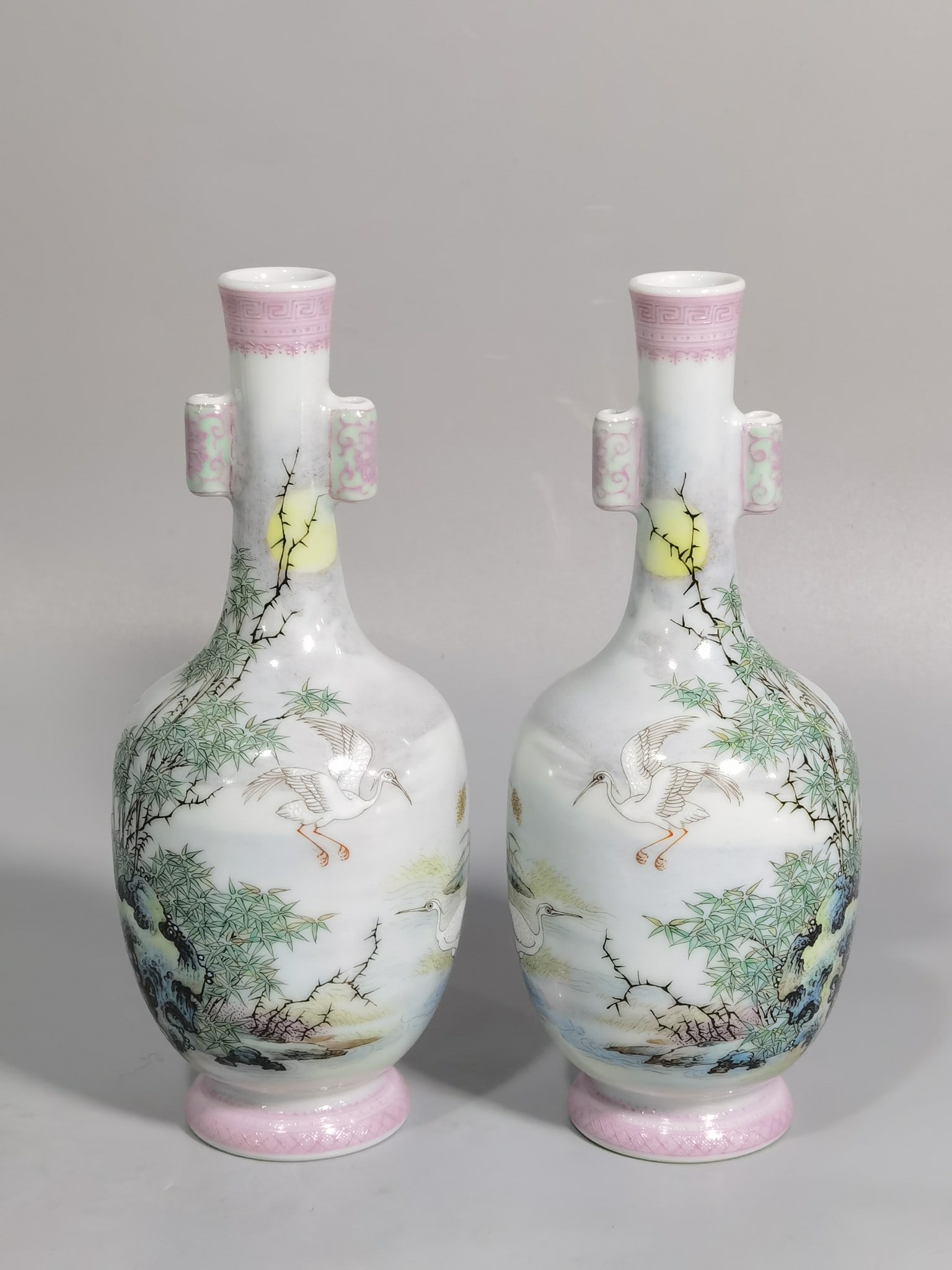 Chinese famille rose porcelain vase pair Qing dynasty Yongzheng Mark & Period: Size: Height 16.5 cm - Width 6.8 cm Materials: Porcelain Time Period: Qing dynasty Manufactured Date: Yongzheng Mark & Period Object: Chinese Antique ⛨ Purchase With Confidence ✔ Ve