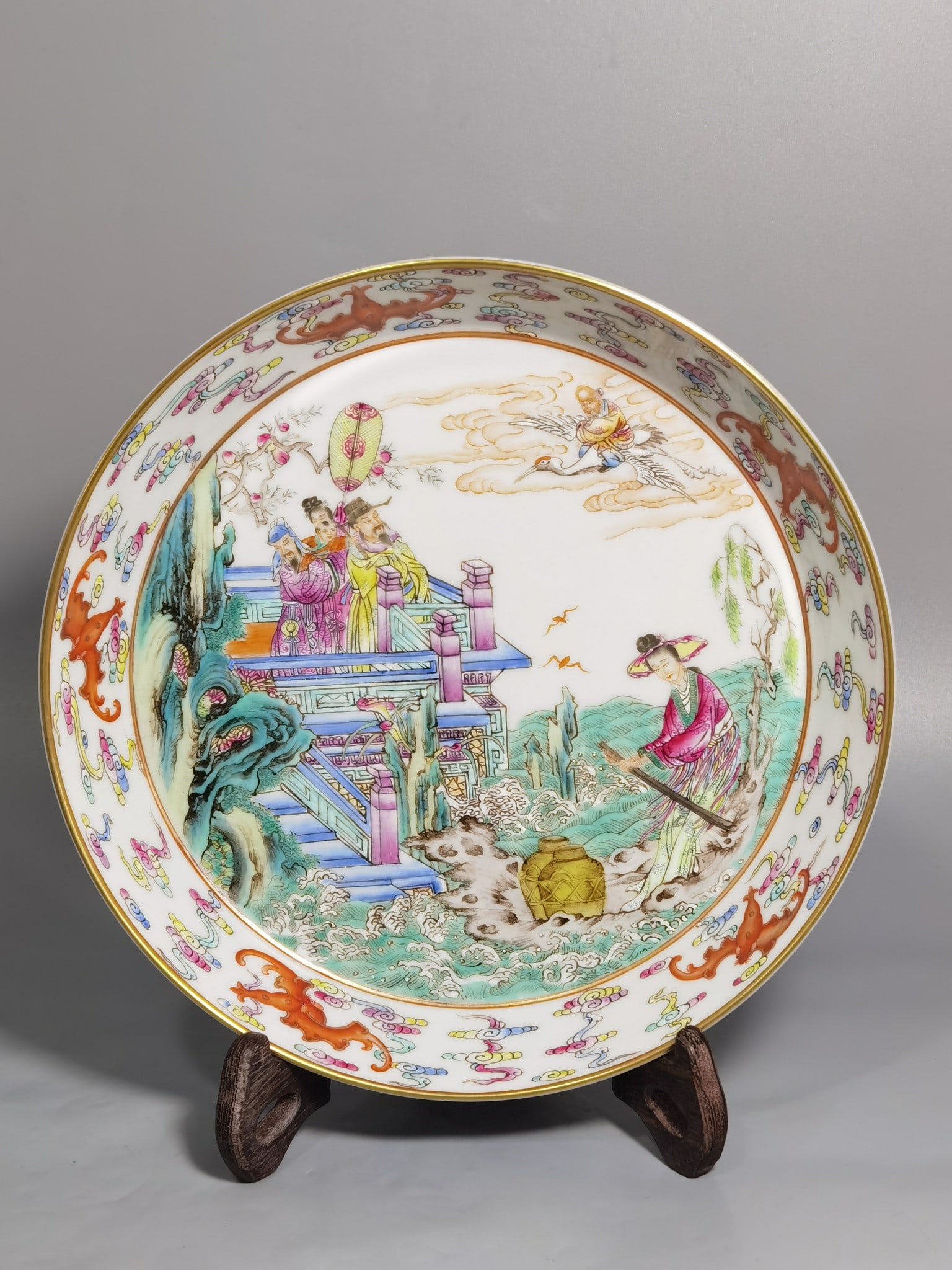 Qing Dynasty Yongzheng pastel colored character story folded edge plate: Size: Width 20.3 cm - Height 4.3 cm Materials: Porcelain Time Period: Qing dynasty Manufactured Date: Yongzheng Mark & Period Object: Chinese Antique ⛨ Purchase With Confidence ✔ Ve
