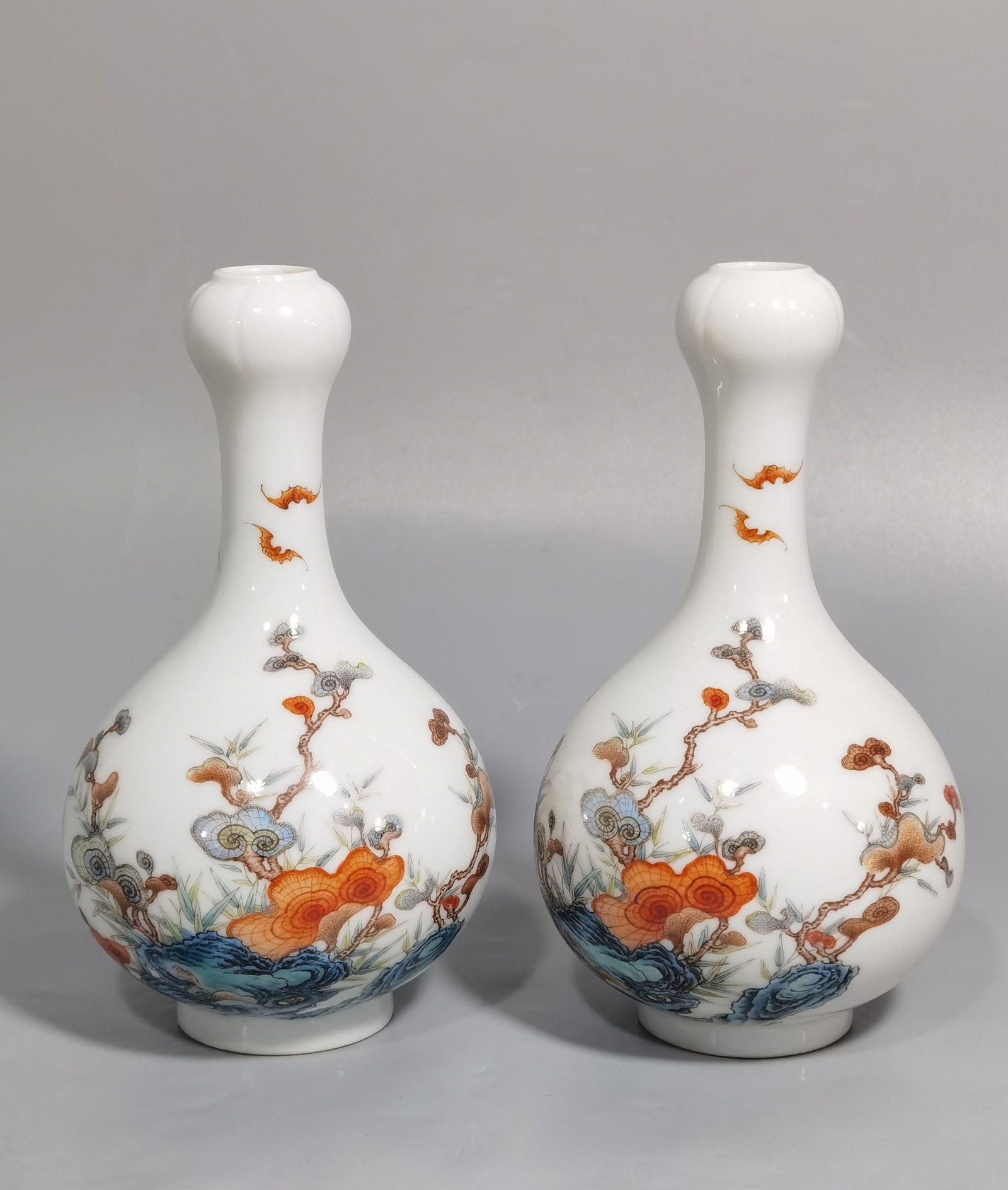 Qing Dynasty Yongzheng Pastel Ganoderma lucidum and garlic bottle (1 of 9)