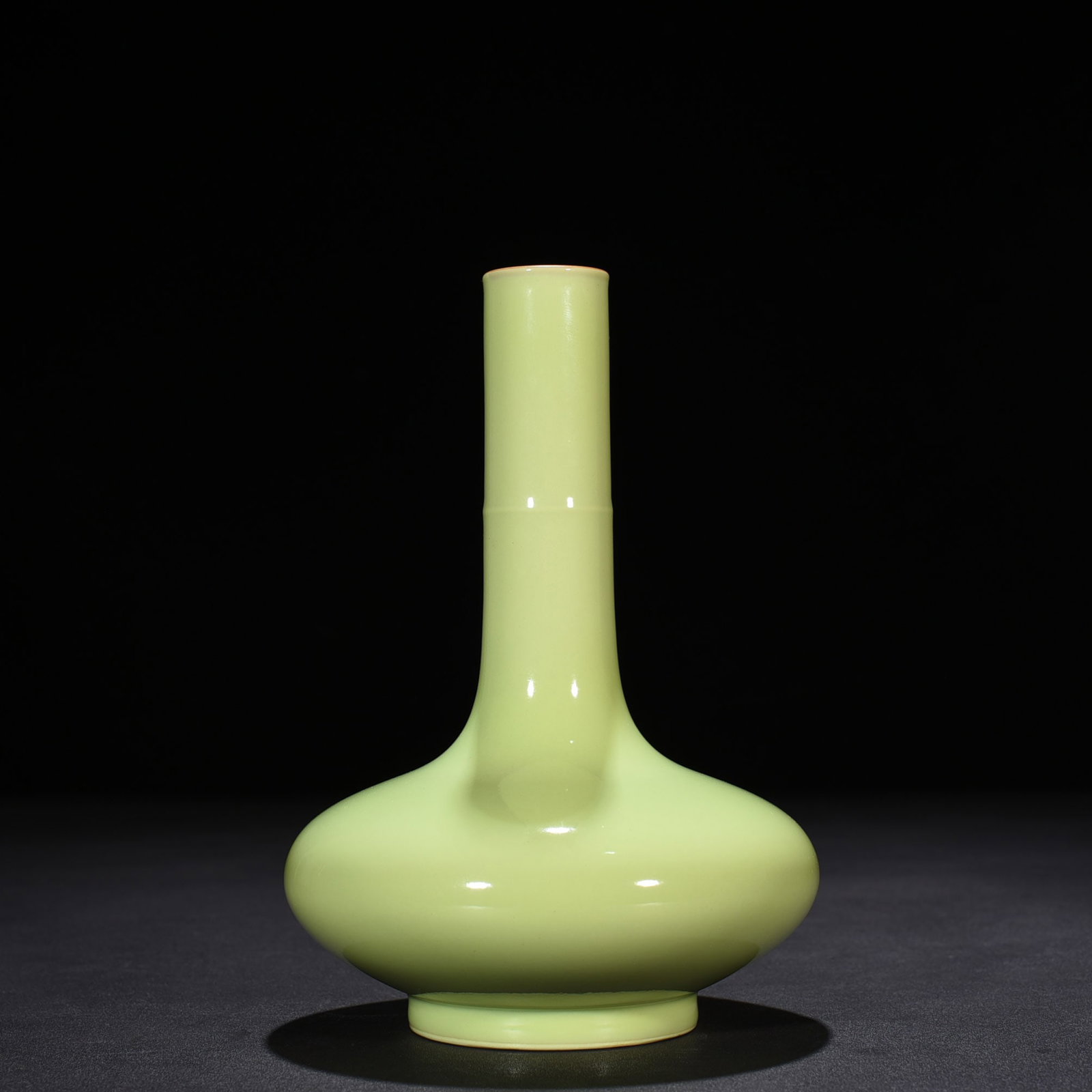 Qing Dynasty Yongzheng apple green glaze flat-bellied vase (1 of 5)