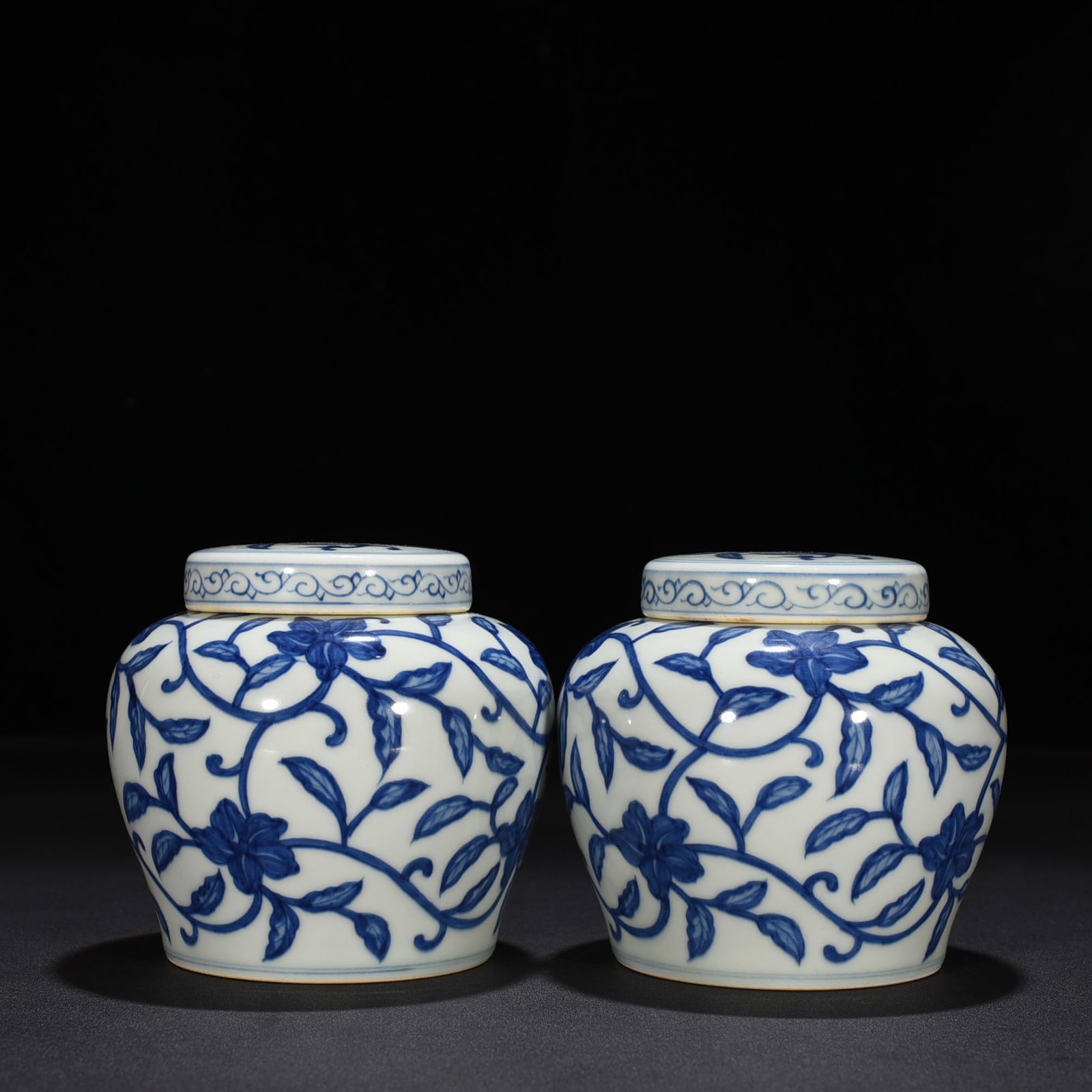 Ming Dynasty Chenghua blue and white intertwined flower pattern sky-shaped jar: Size: Height 13 cm - Width 12 cm Materials: Porcelain Time Period: Ming dynasty Manufactured Date: Chenghua Mark & Period Object: Chinese Antique ⛨ Purchase With Confidence ✔ Verifi