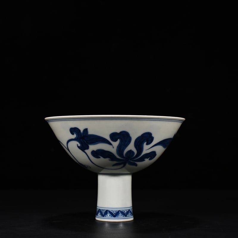 Ming Dynasty Chenghua blue and white flower pattern tall bowl: Size: Width 14 cm - Height 9 cm Materials: Porcelain Time Period: Ming dynasty Manufactured Date: Chenghua Mark & Period Object: Chinese Antique ⛨ Purchase With Confidence ✔ Verifie
