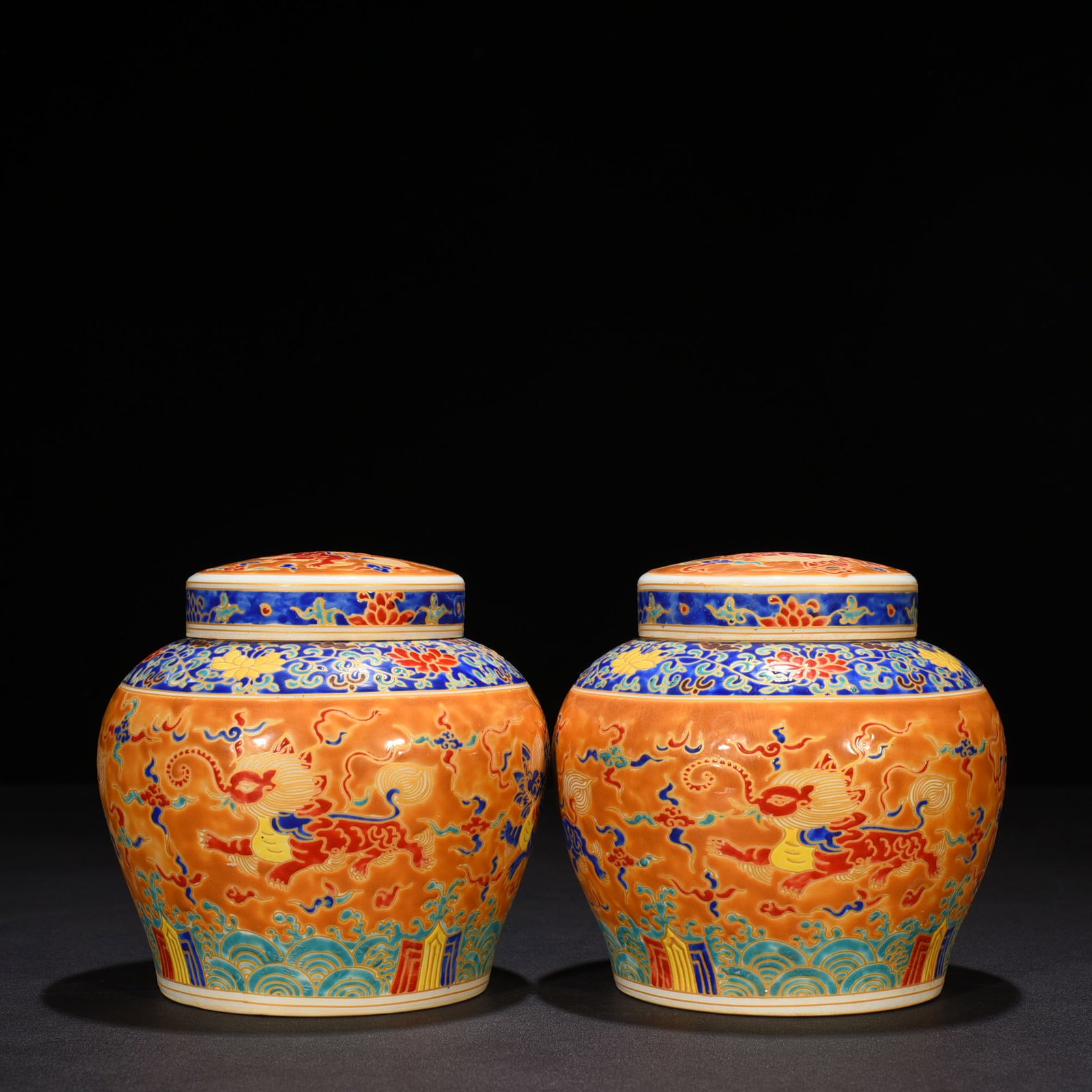 Ming Dynasty Chenghua multicolored gold flying elephant pattern lid jar with imperial inscription (1 of 8)