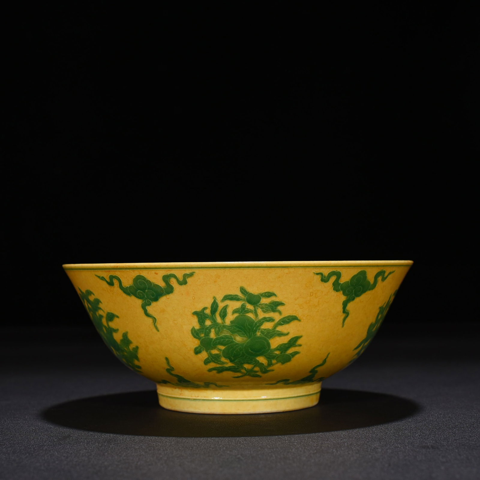 Ming Dynasty Chenghua yellow glazed enamel folded branches flowers and birds bowl: Size: Width 18.5 cm - Height 7 cm Materials: Porcelain Time Period: Ming dynasty Manufactured Date: Chenghua Mark & Period Object: Chinese Antique ⛨ Purchase With Confidence ✔ Verif