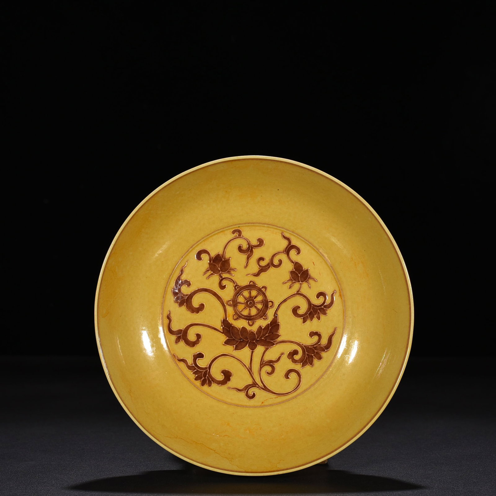 Ming Dynasty Chenghua yellow enamel colorful flower Ganoderma lucidum pattern dish: Size: Width 20.8 cm - Height 4.5 cm Materials: Porcelain Time Period: Ming dynasty Manufactured Date: Chenghua Mark & Period Object: Chinese Antique ⛨ Purchase With Confidence ✔ Ver