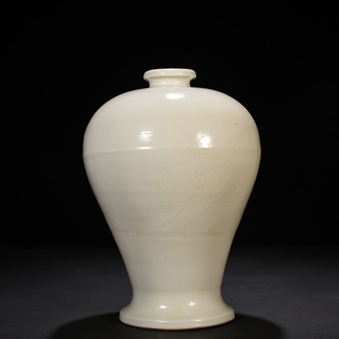 Ming Dynasty Yongle sweet white glaze dragon pattern plum vase (1 of 7)