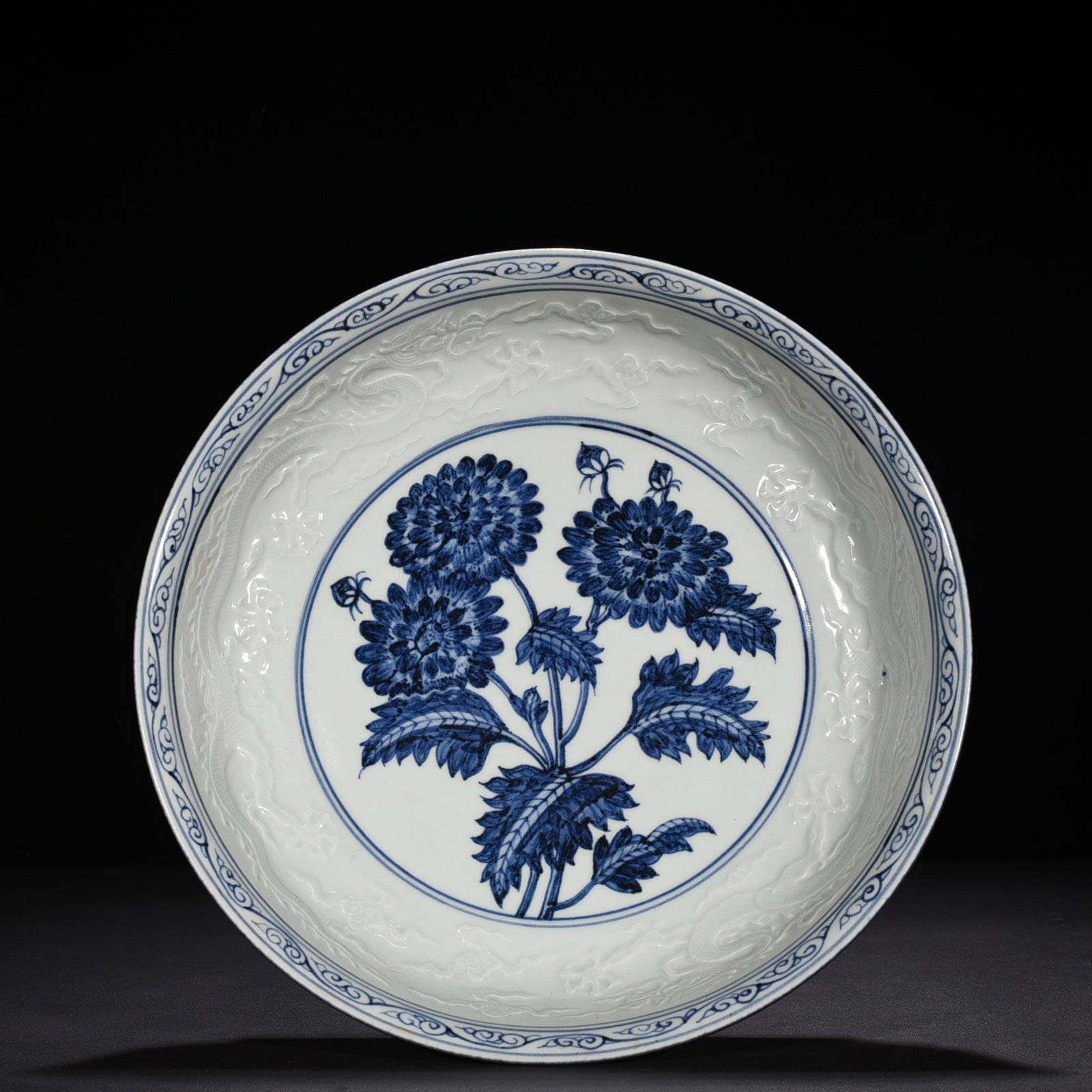 Ming Dynasty Yongle Festival blue and white flower pattern plate (1 of 8)