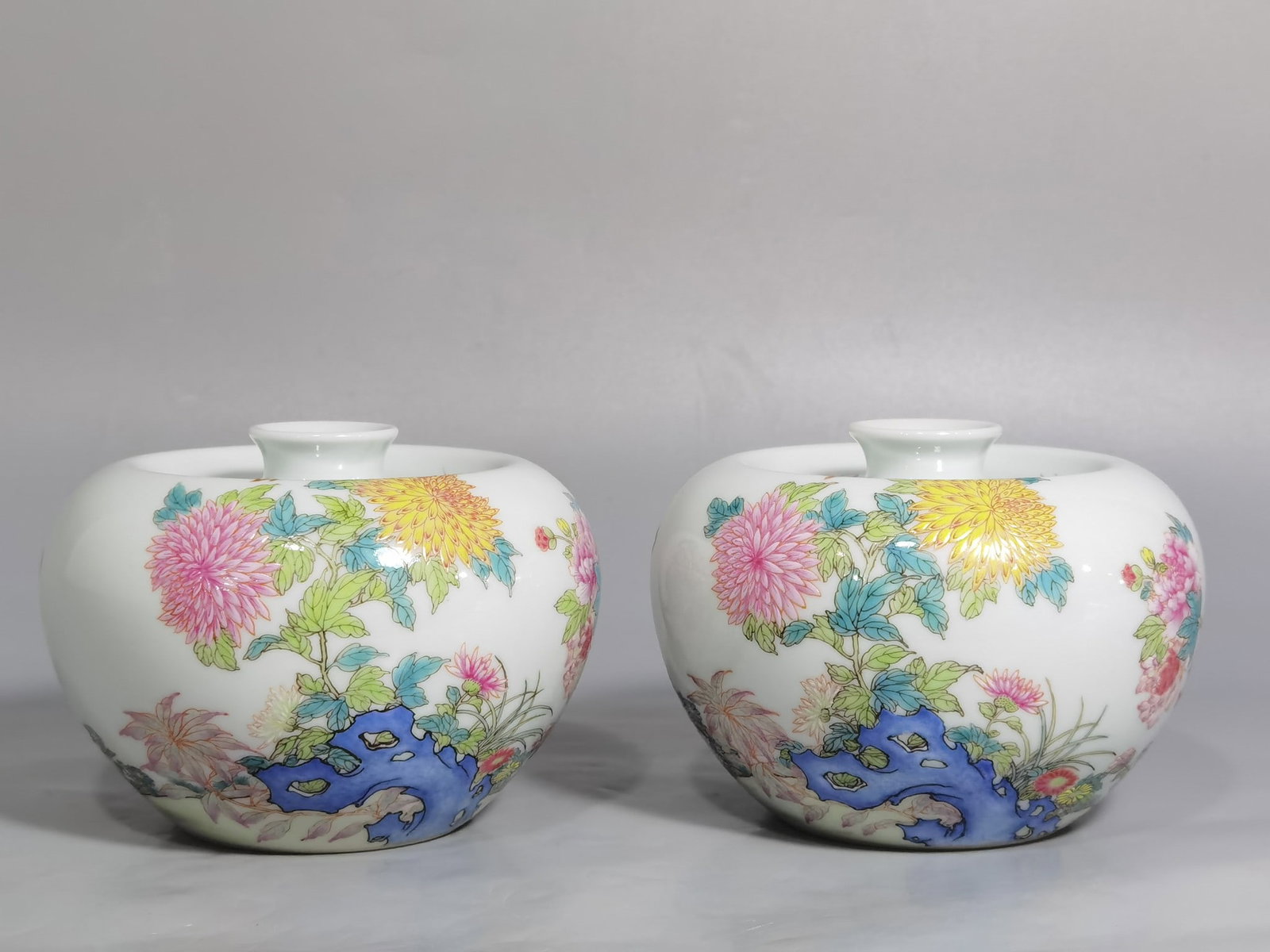 Qing Dynasty Yongzheng pastel chrysanthemum butterfly and flower pattern apple bowls: Size: Width 11 cm - Height 7.8 cm Materials: Porcelain Time Period: Qing dynasty Manufactured Date: Yongzheng Mark & Period Object: Chinese Antique ⛨ Purchase With Confidence ✔ Veri