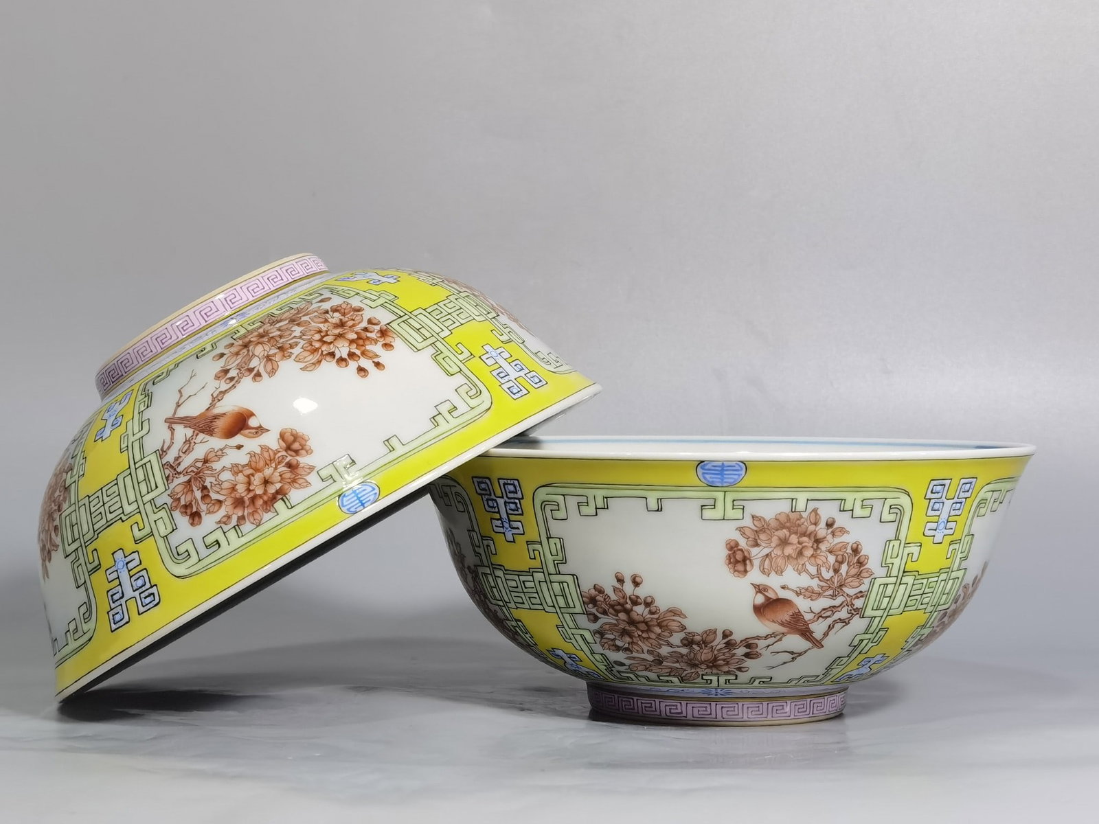 Qing Dynasty Yongzheng yellow ground and pastel colors with windows on all sides bowl: Size: Width 15.3 cm - Height 6.5 cm Materials: Porcelain Time Period: Qing dynasty Manufactured Date: Yongzheng Mark & Period Object: Chinese Antique ⛨ Purchase With Confidence ✔ Ve