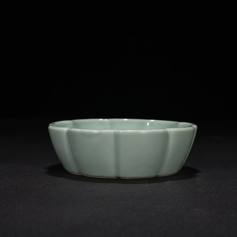 Qing Dynasty Yongzheng pink celadon glazed sunflower mouth wash: Size: Width 12 cm - Height 3.5 cm Materials: Porcelain Time Period: Qing dynasty Manufactured Date: Yongzheng Mark & Period Object: Chinese Antique ⛨ Purchase With Confidence ✔ Veri