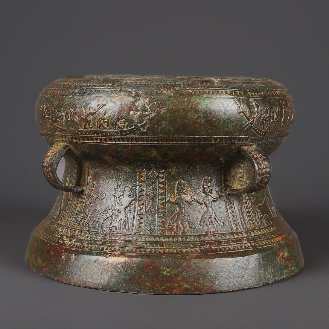 Zhou Dynasty Bronze minority drum: Size: Height 14 cm - Width 22 cm Materials: Bronze Time Period: Zhou dynasty Manufactured Date: 1050-BC Period Object: Chinese Antique ⛨ Purchase With Confidence ✔ Verified Auction House