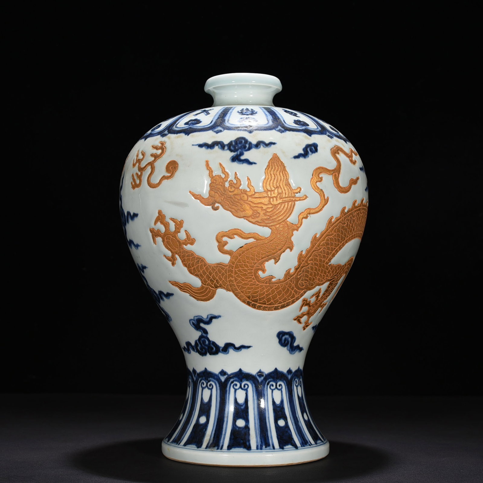 Ming dynasty Yongle blue and white dragon pattern plum vase (1 of 9)