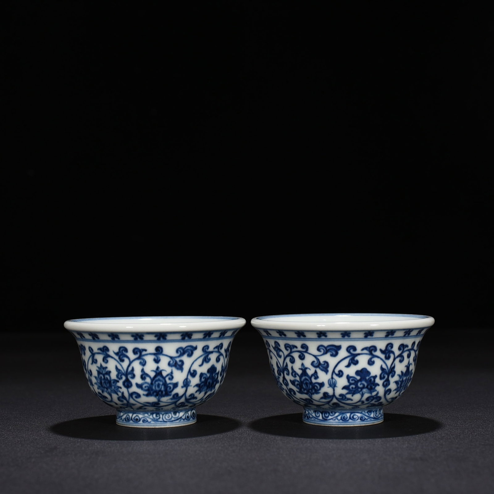 Ming dynasty Yongle blue and white intertwined flower lion pressed hand cup: Size: Width 9.5 cm - Height 5.2 cm Materials: Porcelain Time Period: Ming dynasty Manufactured Date: Yongle Mark & Period Object: Chinese Antique ⛨ Purchase With Confidence ✔ Verifi