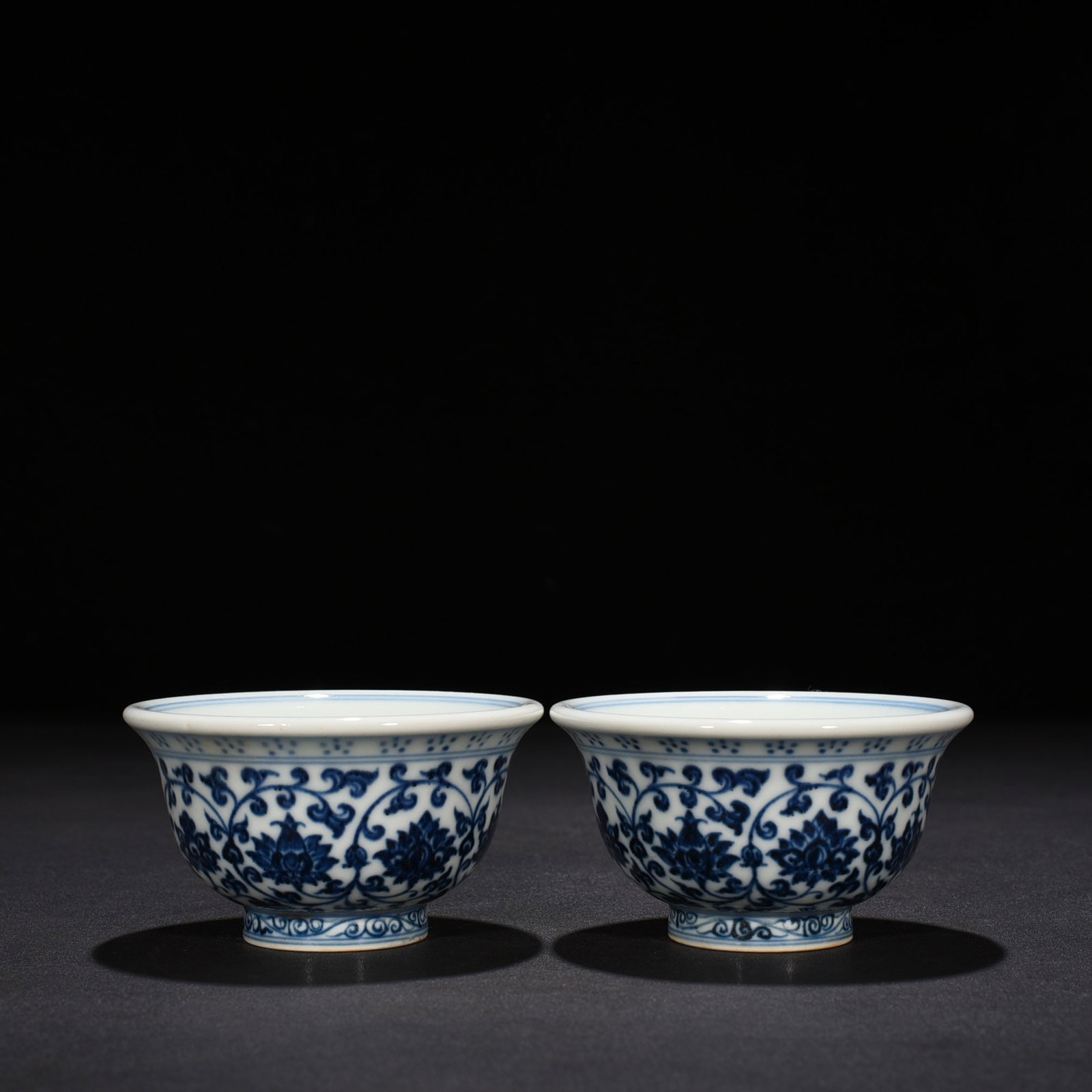 Ming dynasty Yongle blue and white intertwined flowers and mandarin duck pressed hand cup: Size: Width 9.2 cm - Height 5.2 cm Materials: Porcelain Time Period: Ming dynasty Manufactured Date: Yongle Mark & Period Object: Chinese Antique ⛨ Purchase With Confidence ✔ Verifi