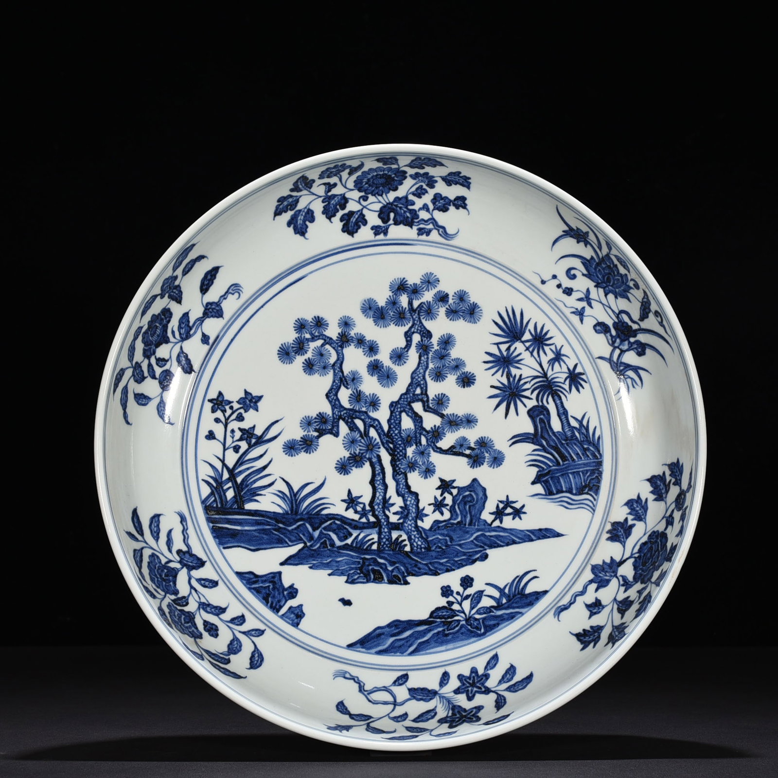 Ming Dynasty Yongle blue and white pine and flower pattern dish (1 of 8)